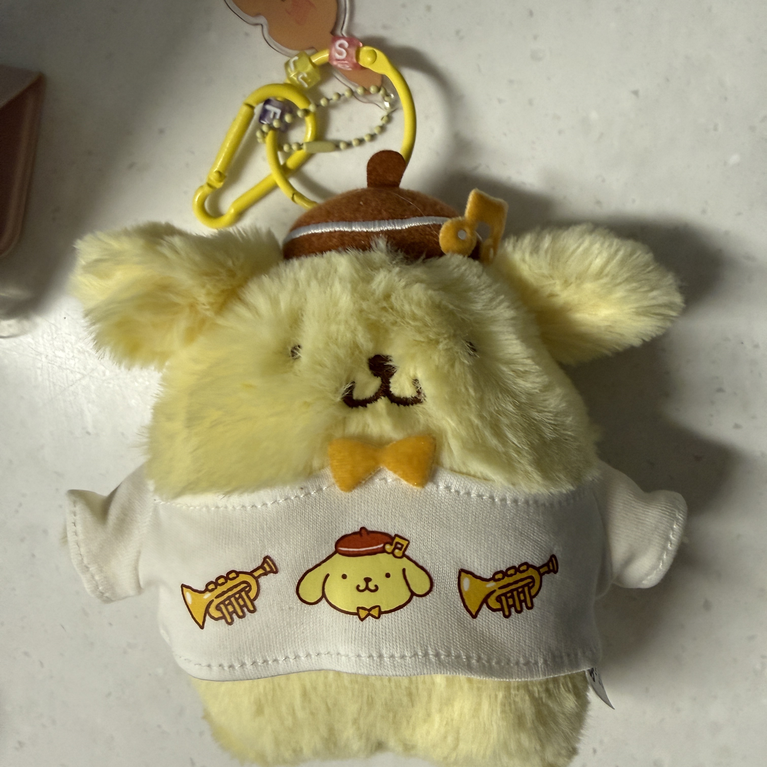 SJF X POMPOMPURIN PLUSH KEYCHAIN - YELLOW 착용 스타일