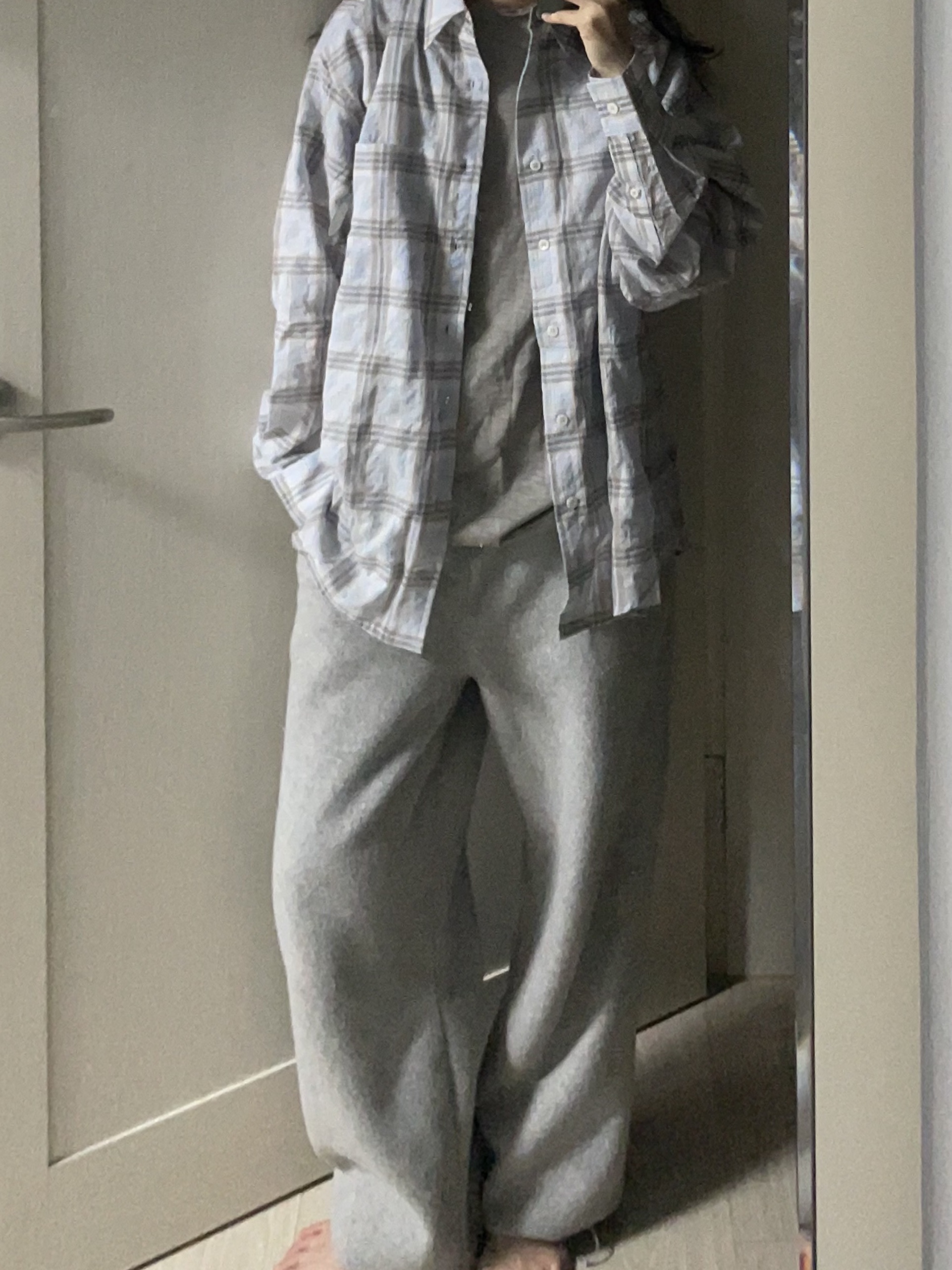 Polyteru Loosed Check Shirts Light Blue 착용 스타일