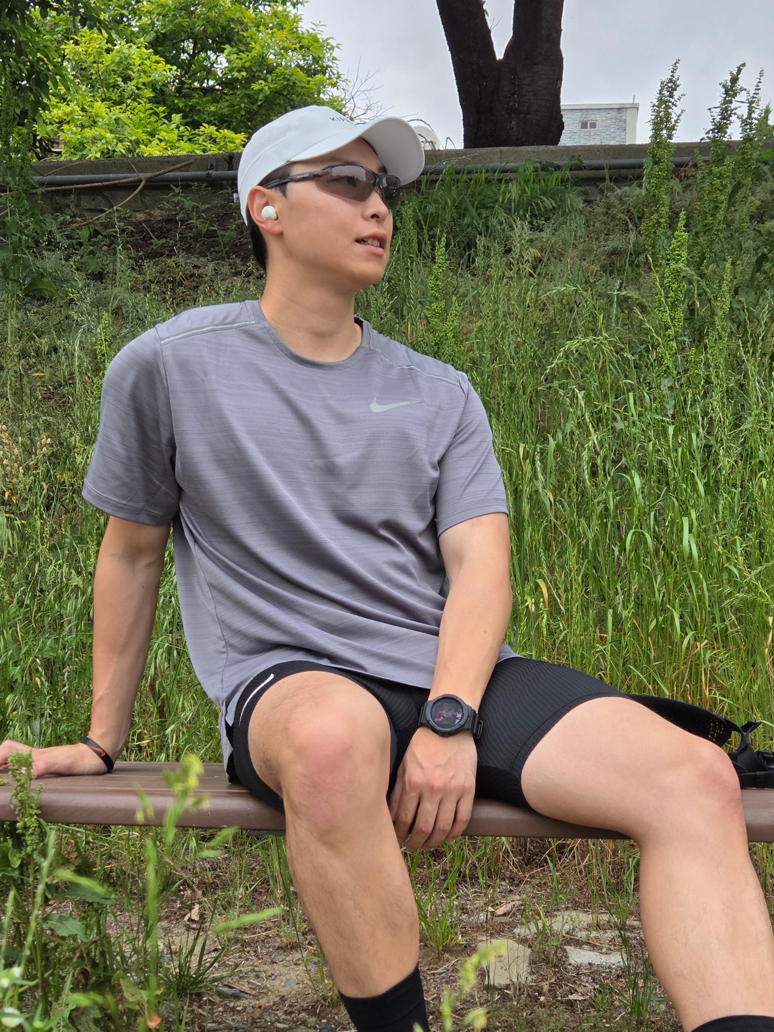 Montbell Shield Glasses Light Gray, Nike Dri-Fit Miler Short Sleeve Running Top Grey - Asia 착용 스타일 - 2
