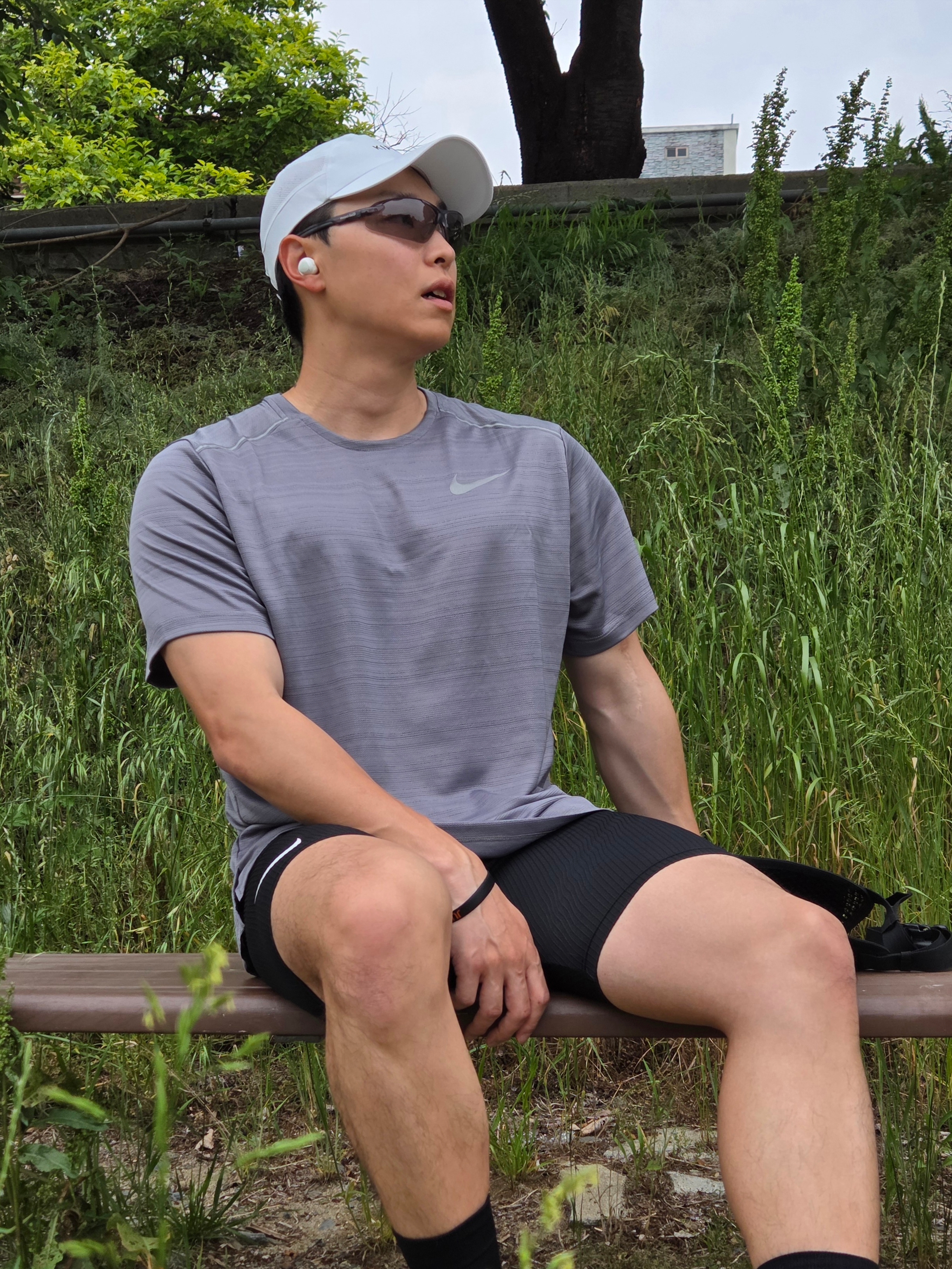 Montbell Shield Glasses Light Gray, Nike Dri-Fit Miler Short Sleeve Running Top Grey - Asia 착용 스타일 - 3