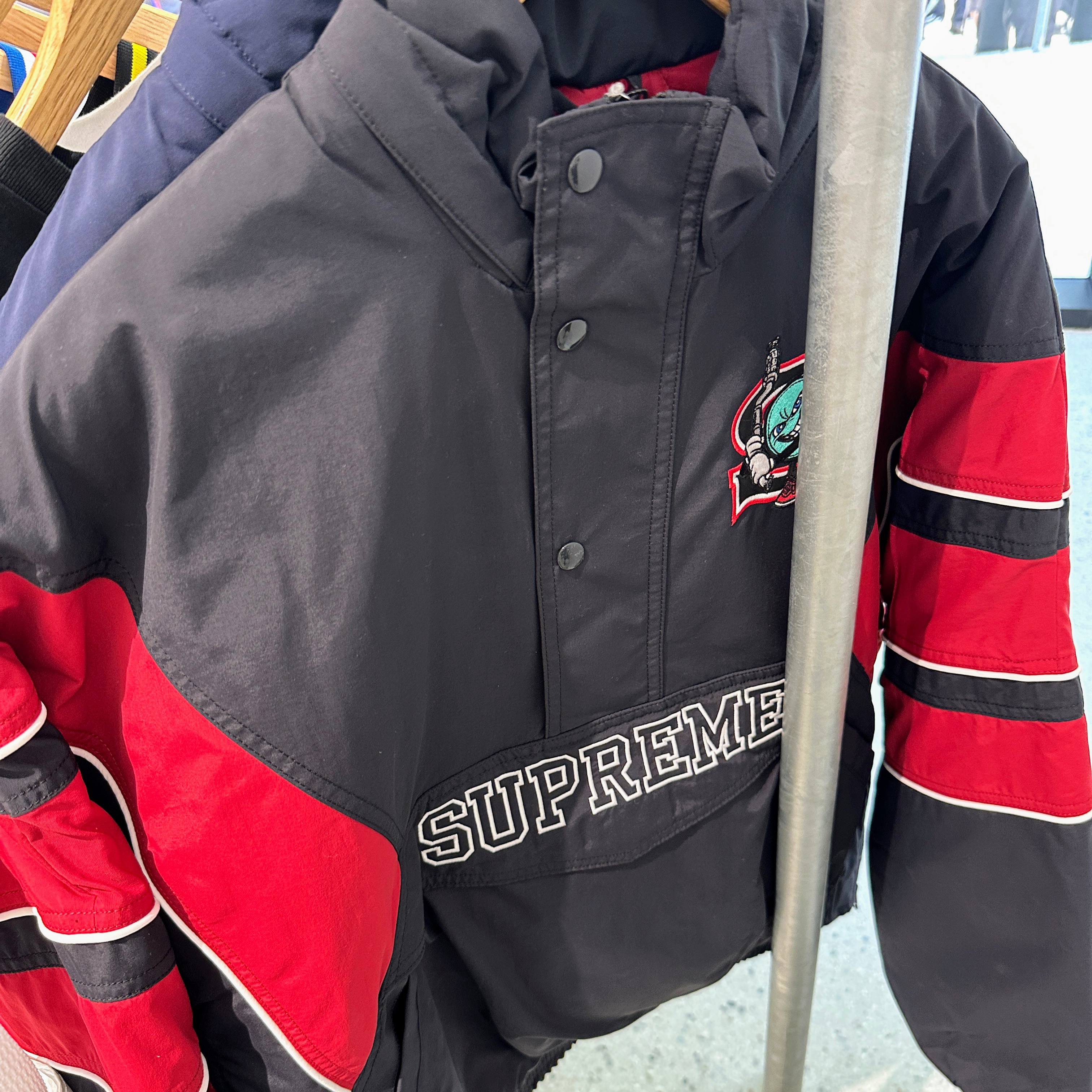 Supreme x Salem Half Zip Stadium Jacket Black - 26SS 착용 스타일