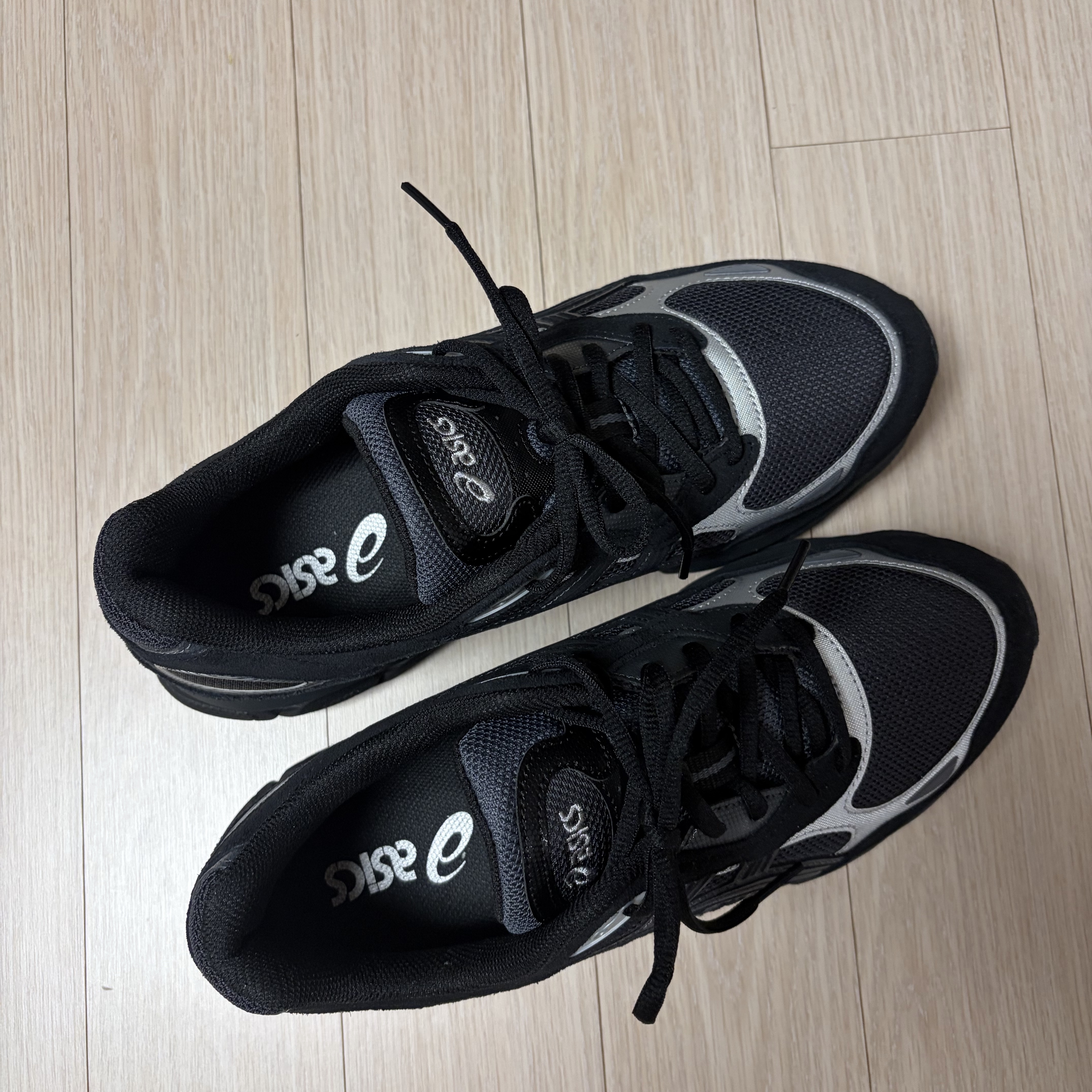 Asics Gel-NYC 2.0 Graphite Grey Black 착용 스타일