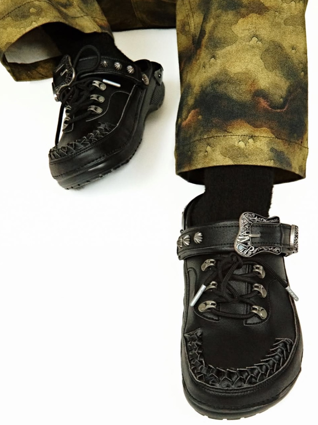 (W) Crocs x Andersson Bell Bae Clog Black, Crocs x Andersson Bell Classic Clog Black 착용 스타일 - 2