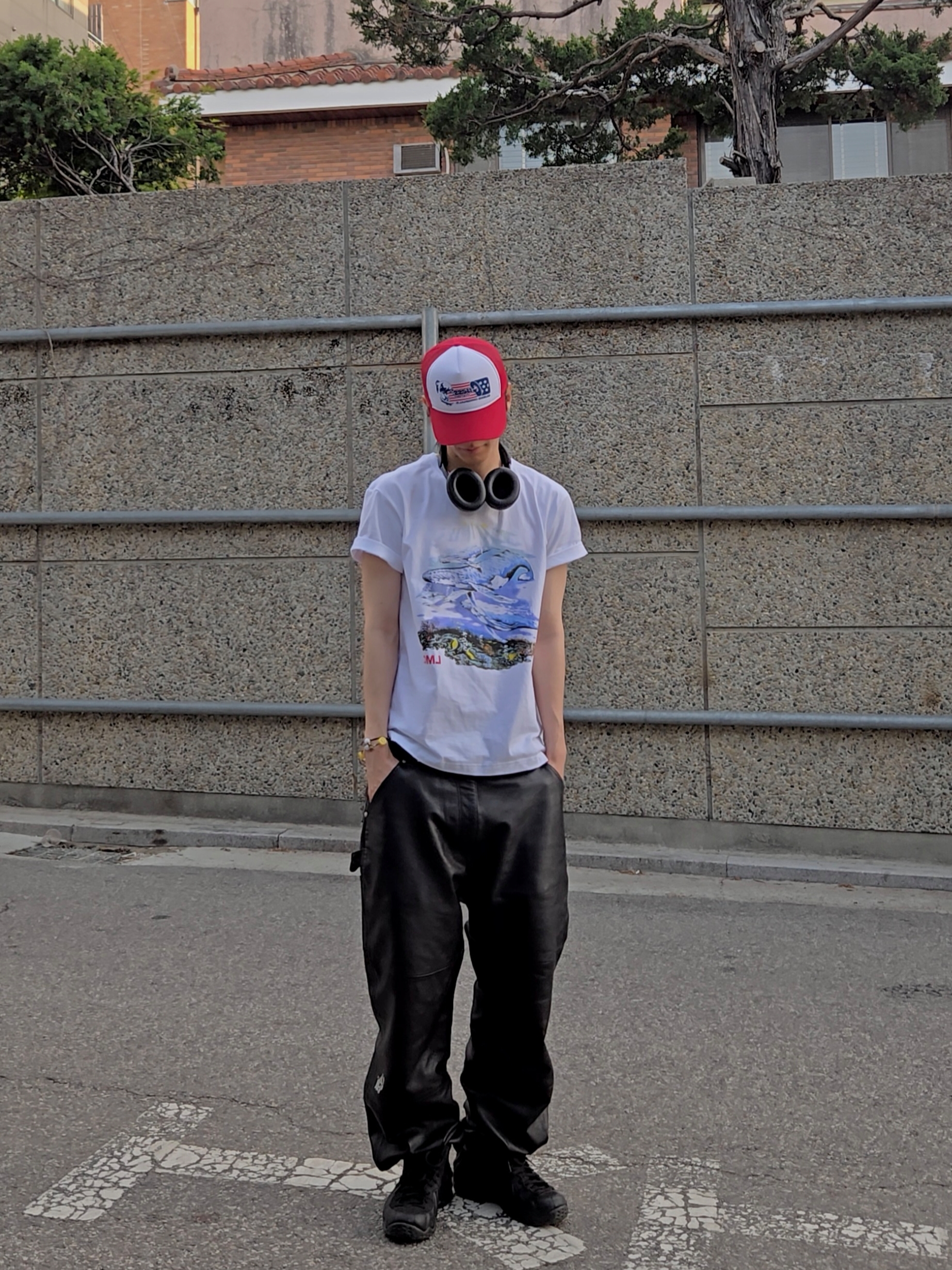 GUESS Jeans x Hysteric Glamour Baseball Hat Red Multi, Nike Air Foamposite One Black Anthracite 착용 스타일 - 2