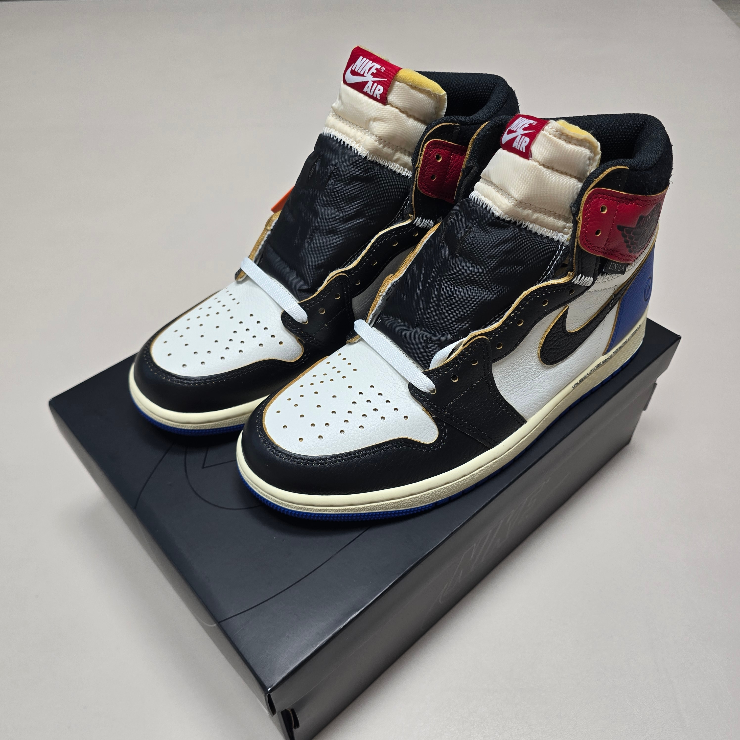 Jordan 1 x Fragment x Union LA Black and Varsity Red 착용 스타일