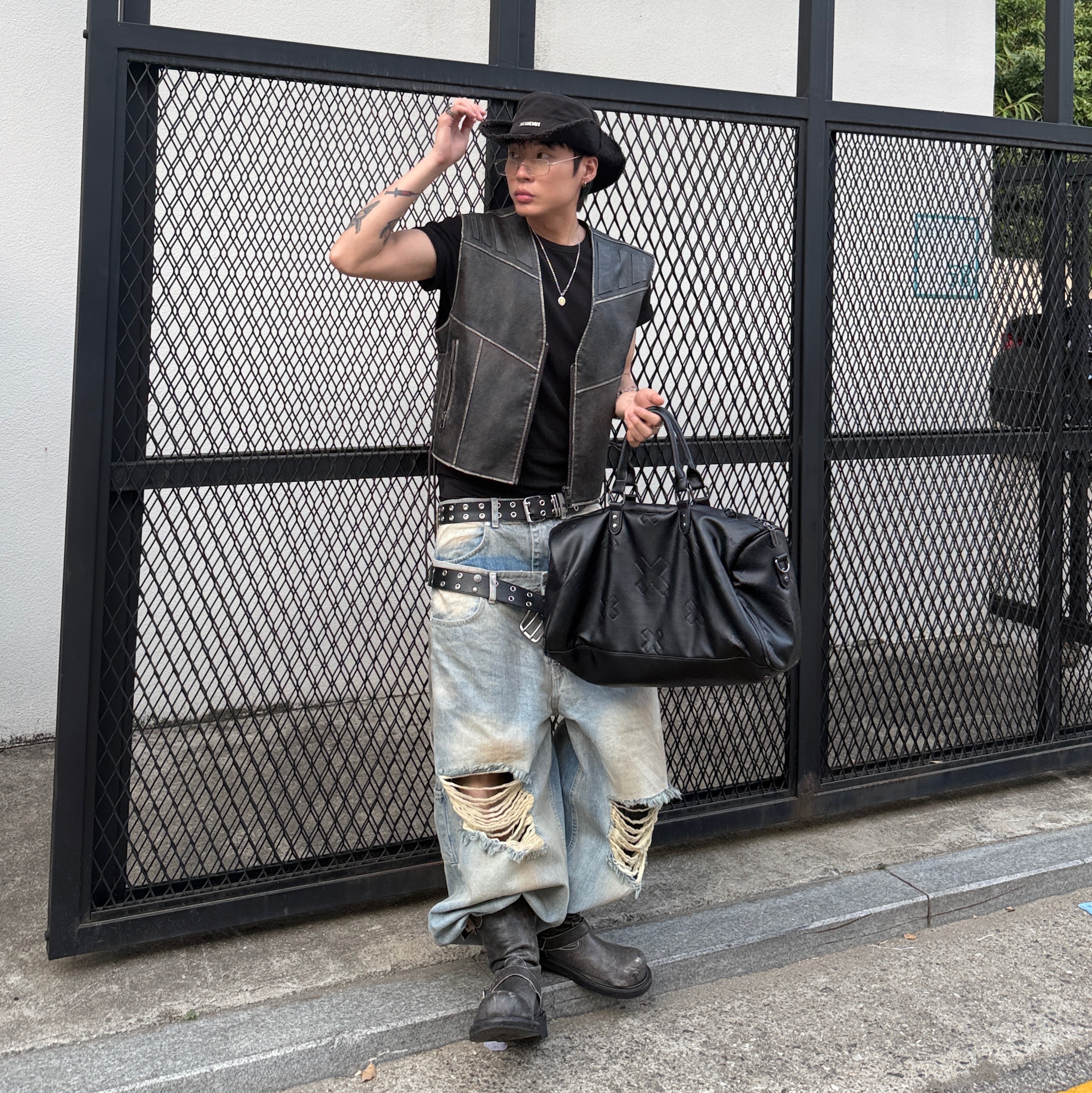 Jacquemus Le Bob Artichaut Bucket Hat Black 착용 스타일 - 6