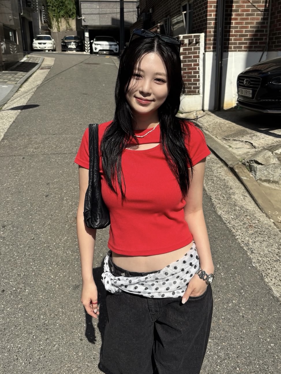 PHOS333 W Slim Fit Slit T-Shirt Red 착용 스타일 - 1