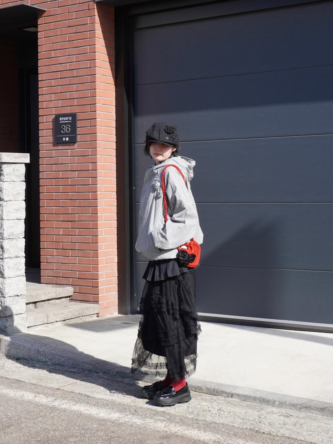 Rosefrantz Rose Corsage Check Windbreaker [Black] 착용 스타일 - 6