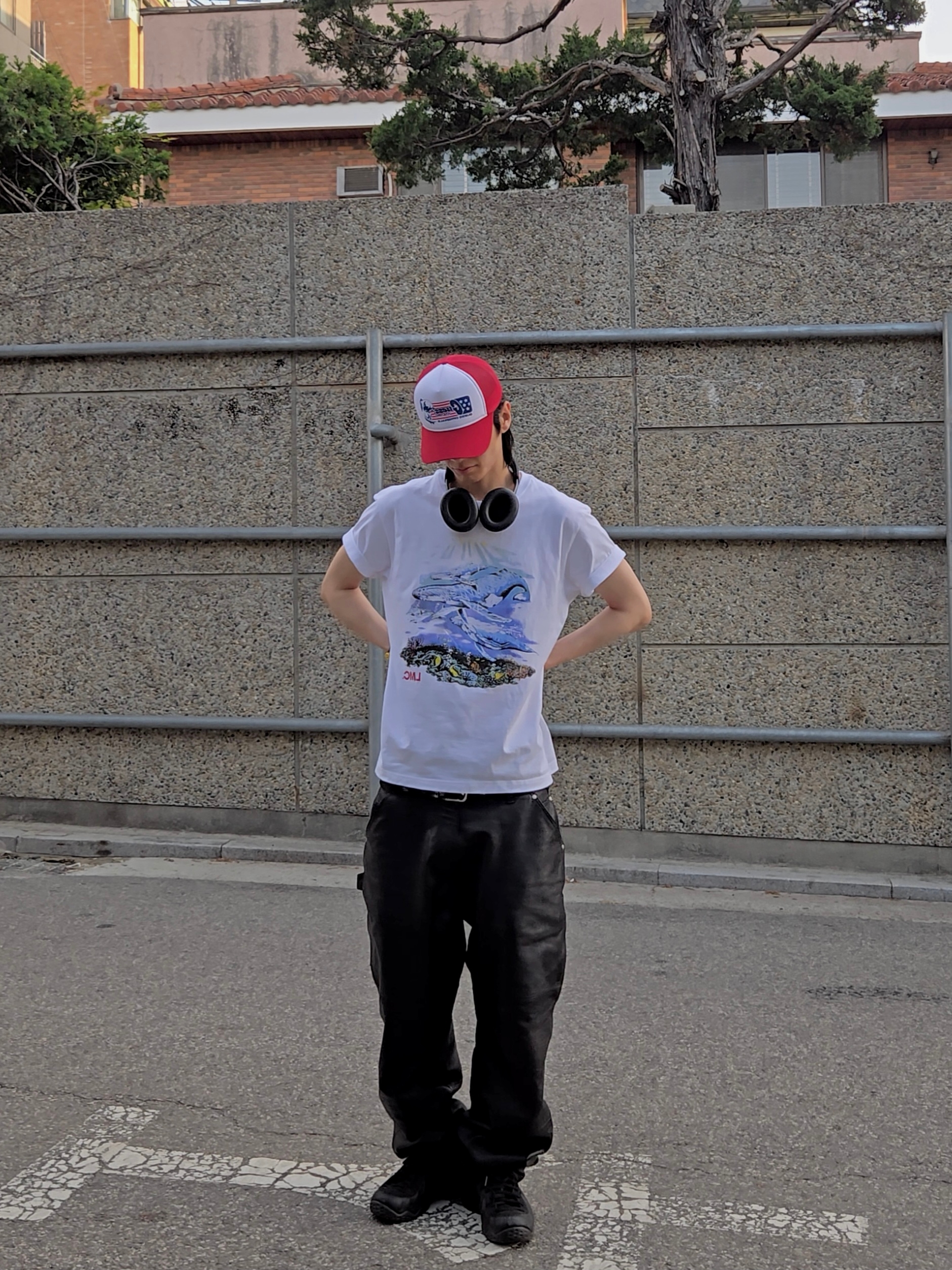 GUESS Jeans x Hysteric Glamour Baseball Hat Red Multi, Nike Air Foamposite One Black Anthracite 착용 스타일 - 1