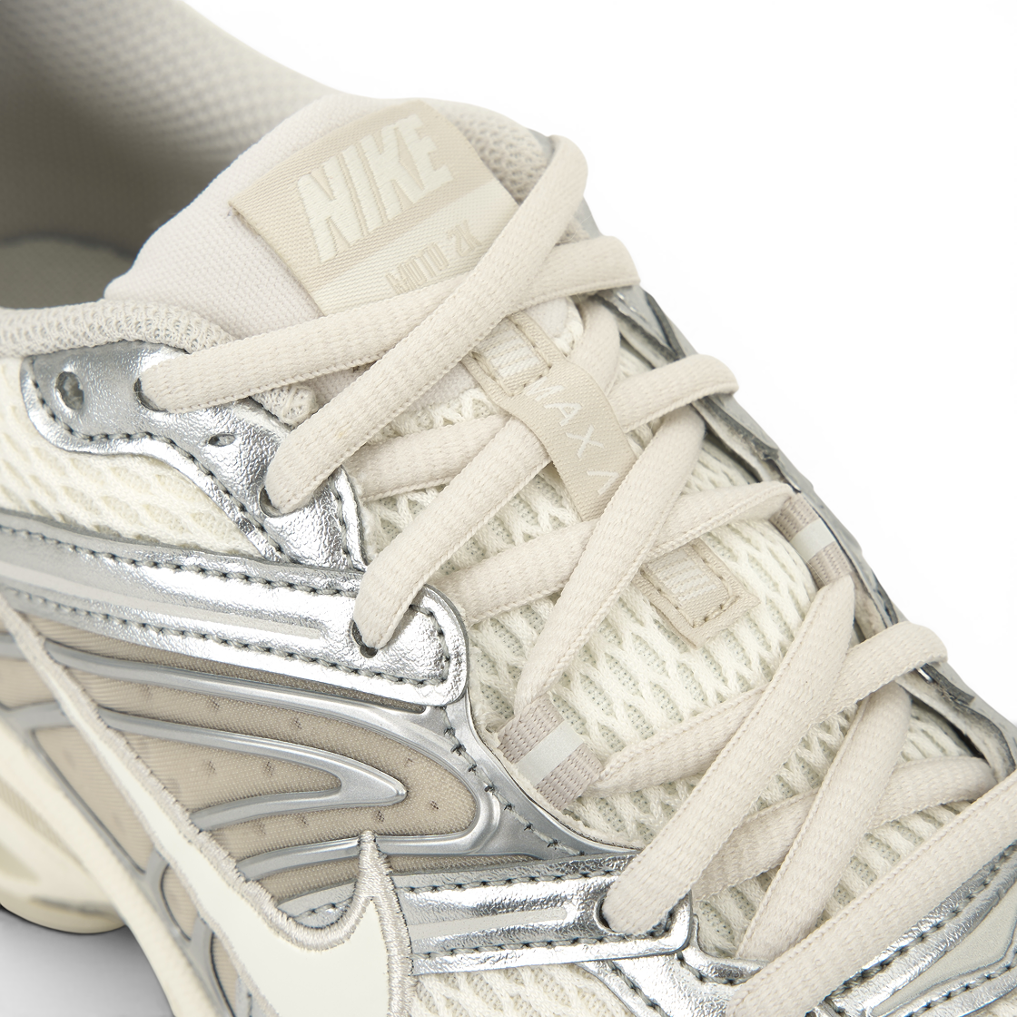 (W) 나이키 에어맥스 모토 2K 페일 아이보리 메탈릭 실버((W) Nike Air Max Moto 2K Pale Ivory Metallic Silver) - 7