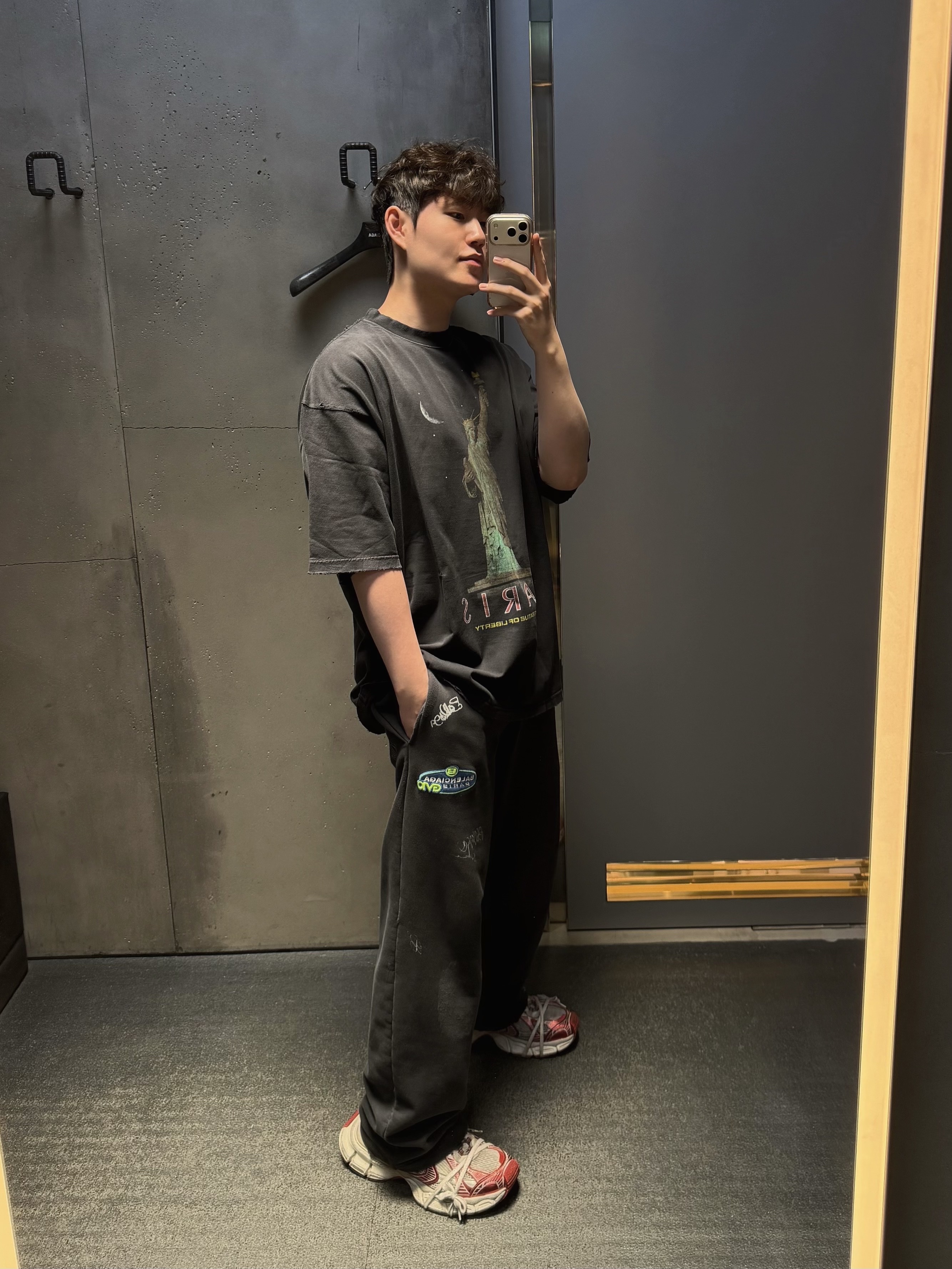 (W) Balenciaga Paris Liberty T-Shirt Dress Black, Balenciaga Paris Liberty Medium Fit T-Shirt Black 착용 스타일 - 1