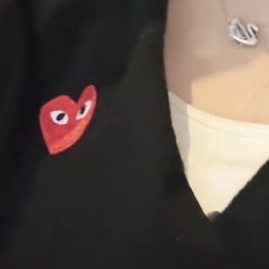 Play Comme des Garcons Red Heart Knit Cardigan Black 착용 스타일