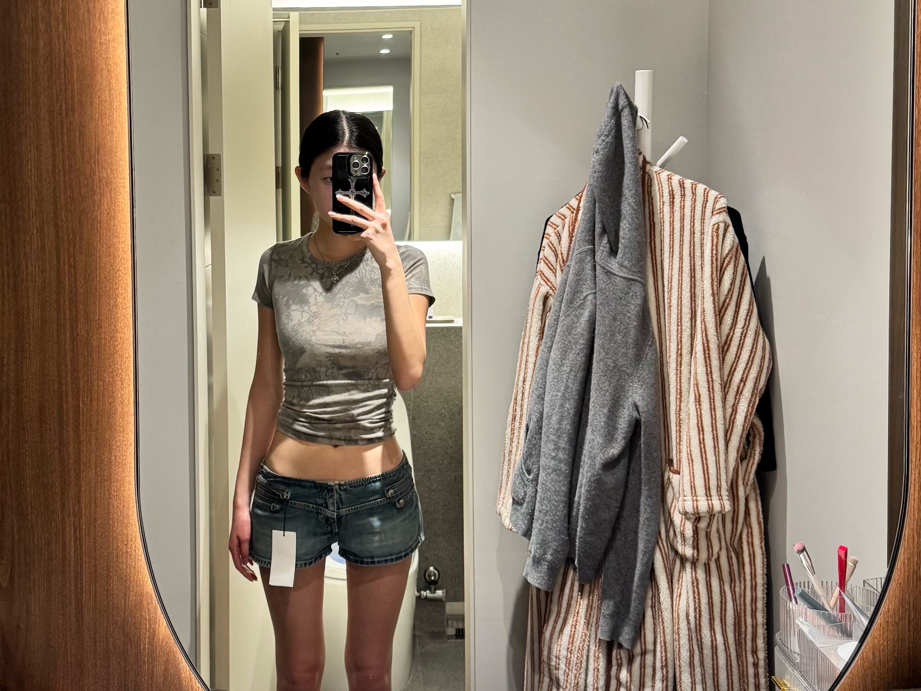 Alo Yoga Iconic Shopper Tote Bag Grey Tiedye, Sculptor Sweet Kitty Tank Top Acid Pink 착용 스타일 - 2