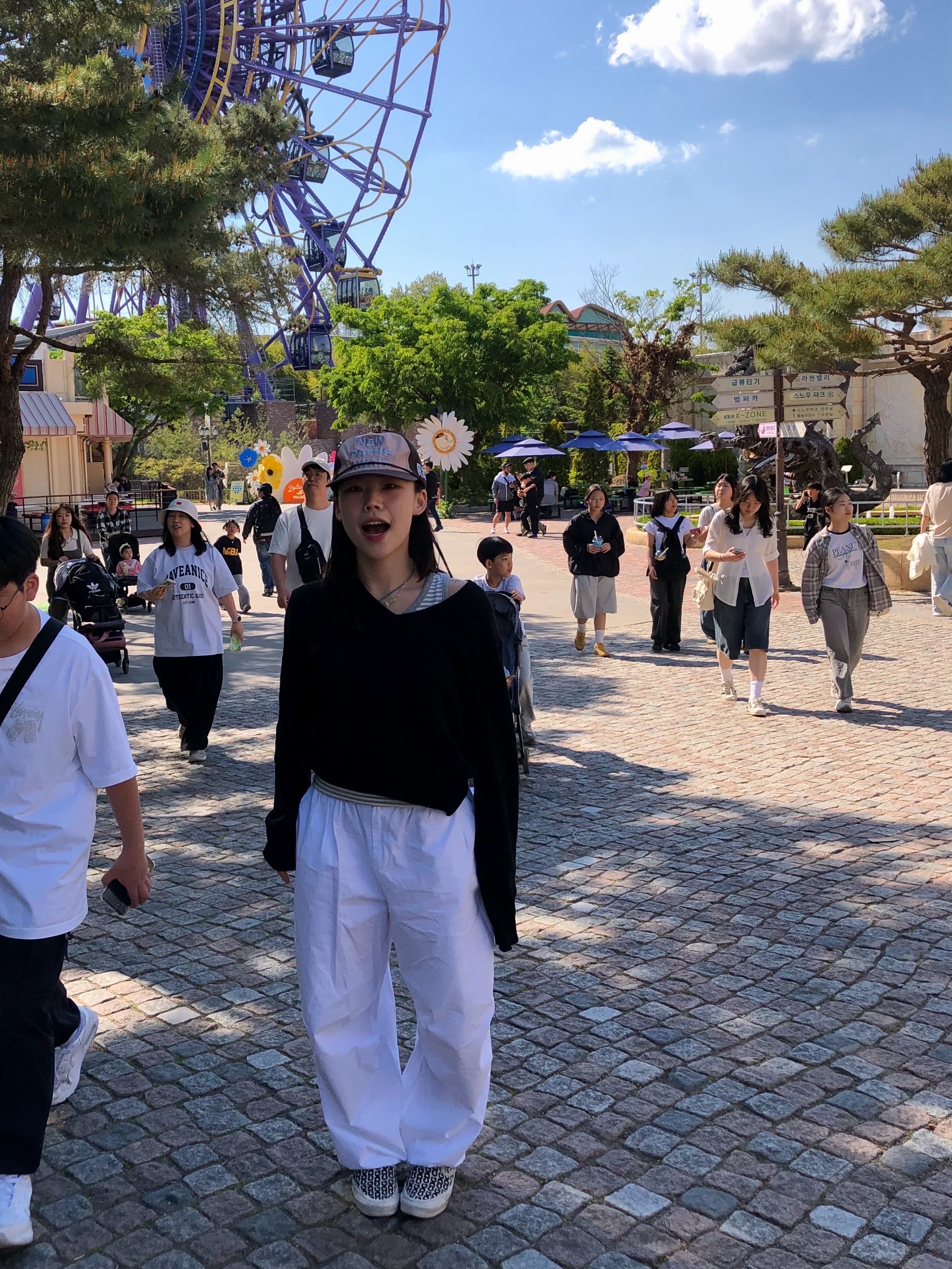 Alex Zono x Woodz New Paths Await Trucker Hat Beige, Vans Vault x CDG Slip-On LX White 착용 스타일 - 1