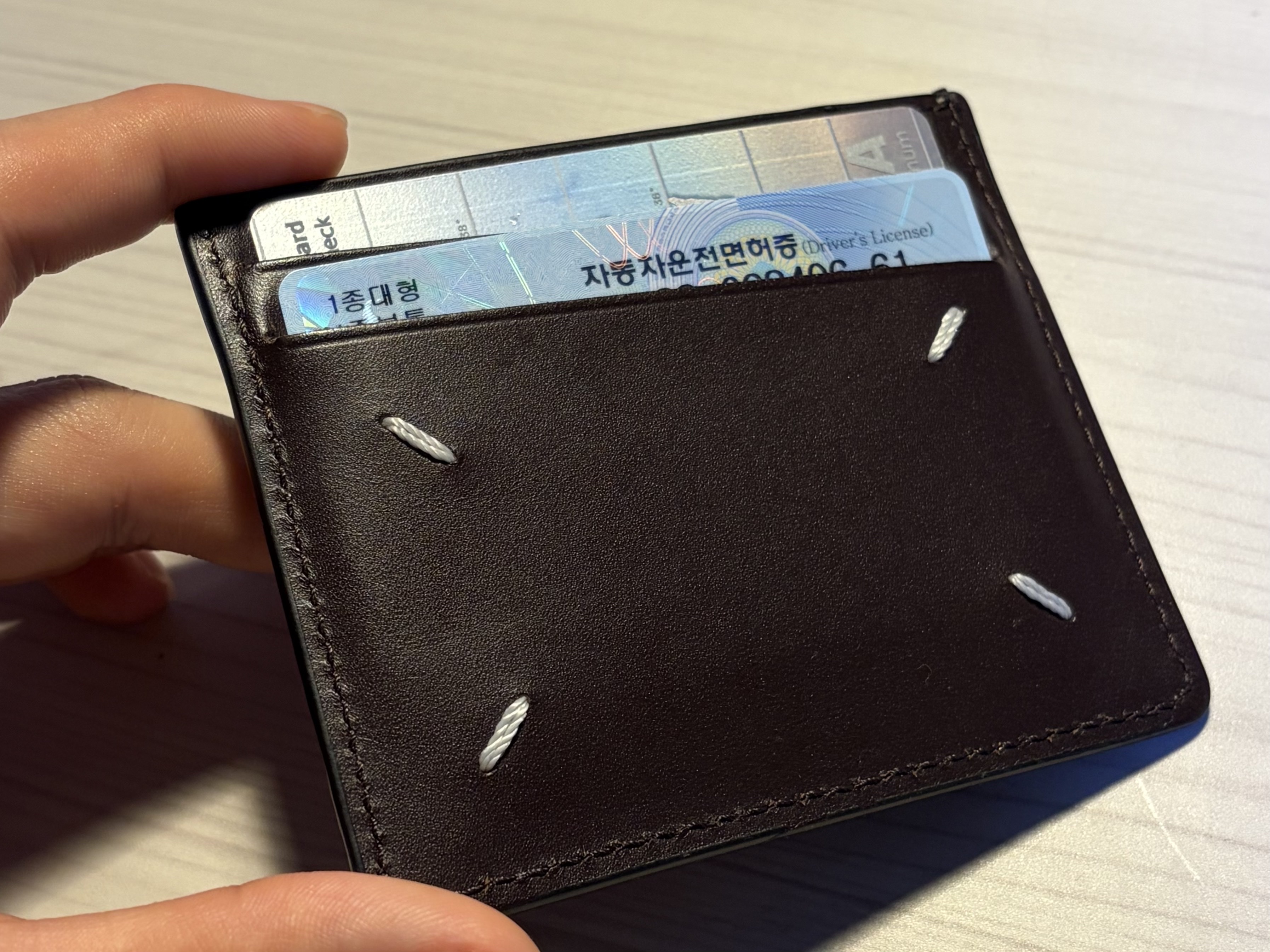 Maison Margiela Leather Card Holder Brown 착용 스타일 - 1