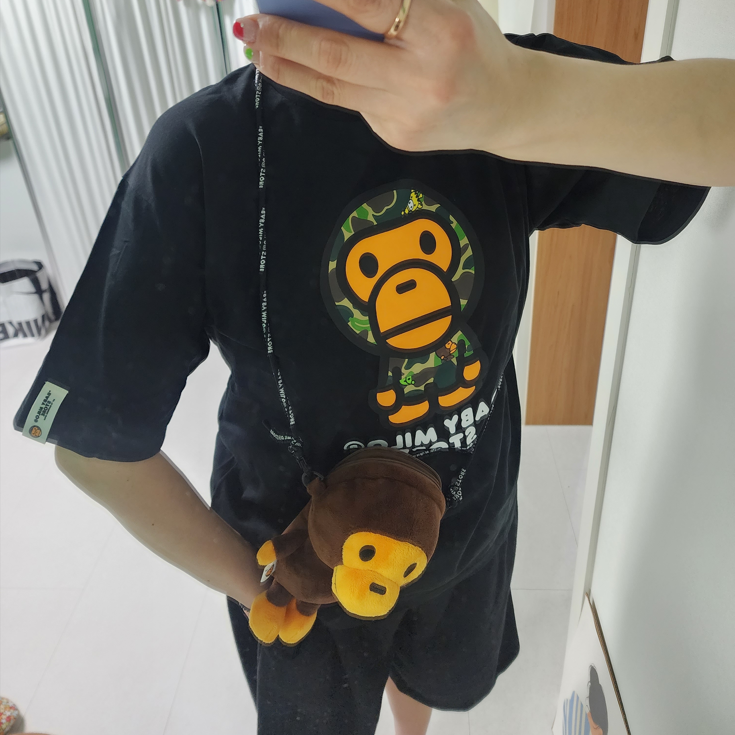 (W) BAPE Milo Regular Fit T-Shirt Black, BAPE Baby Milo Mobile Bag Brown 착용 스타일 - 4