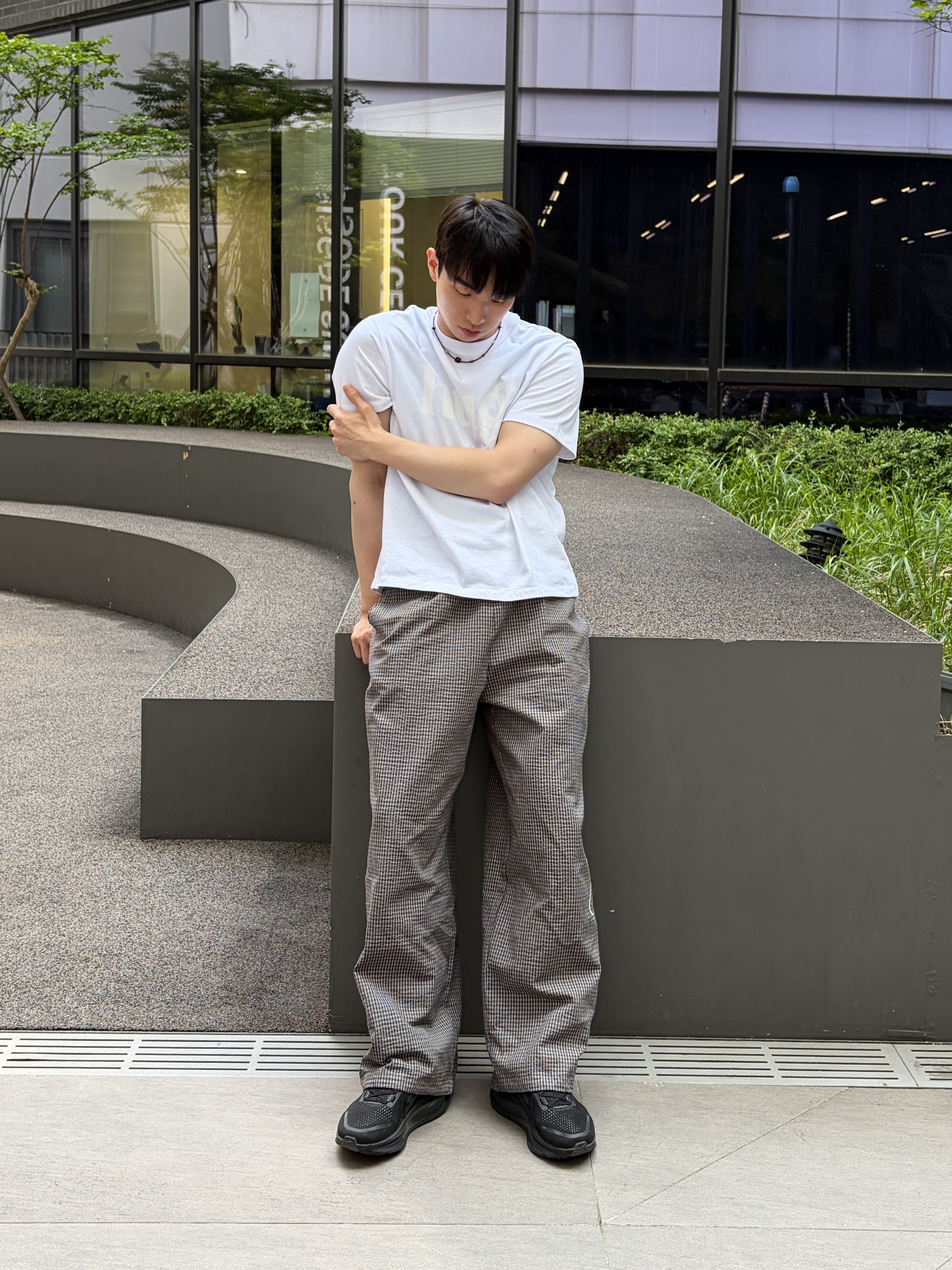 Riomeu Hug Rio Short Sleeve T-shirt Ivory, Riomeu Signature Wide Check Pants Charcoal 착용 스타일 - 1