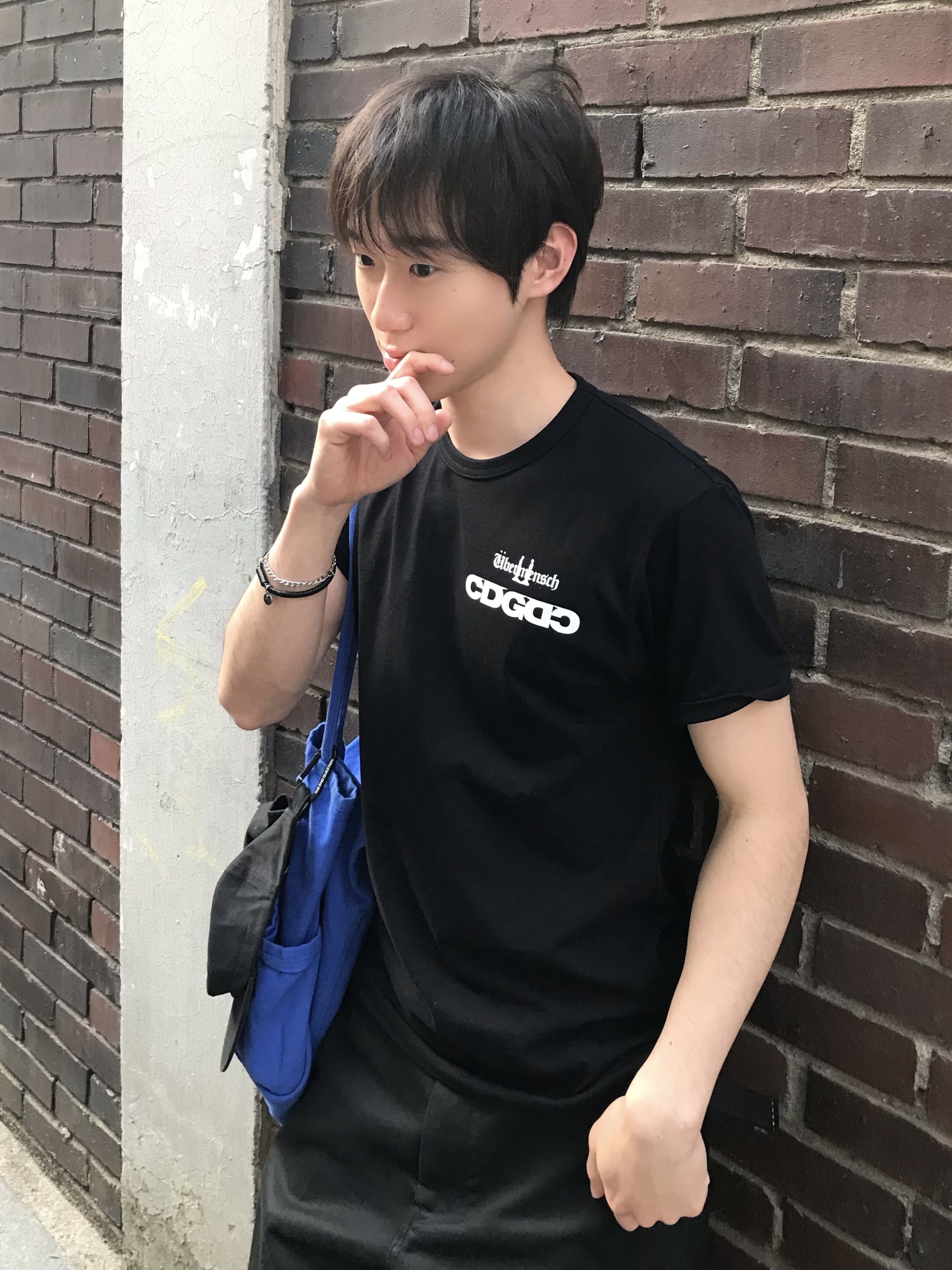 CDG x G-DRAGON Ubermensch CDGDC Symbol T-Shirt Black 착용 스타일 - 2