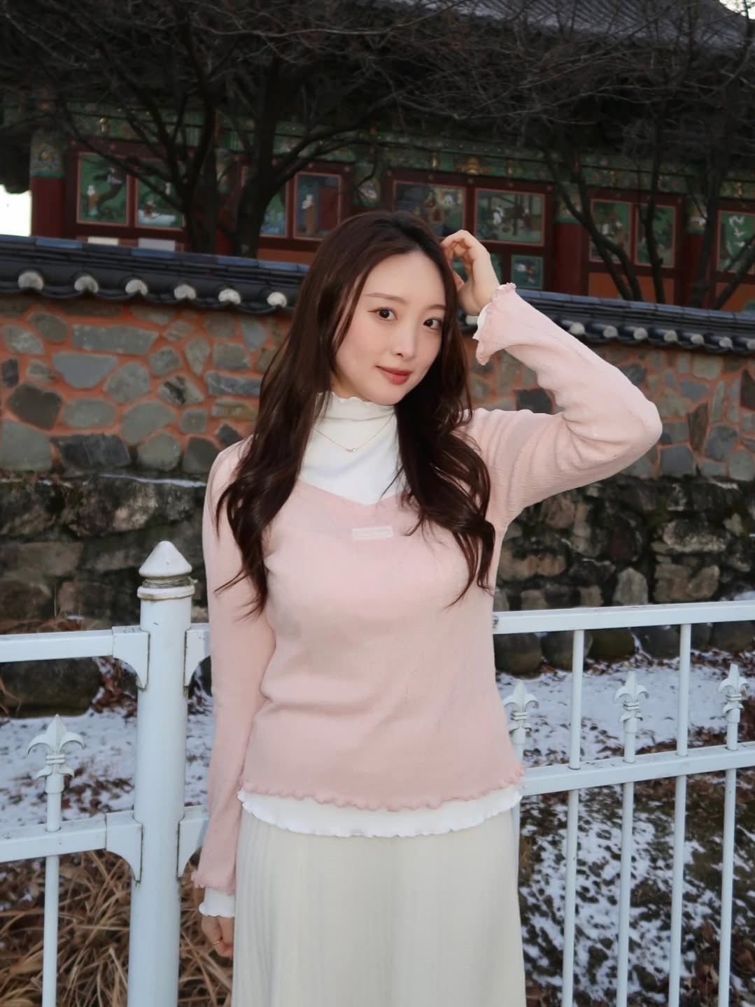 Rosefrantz Lace Label V-Neck Long Sleeve [Pink] 착용 스타일 - 1