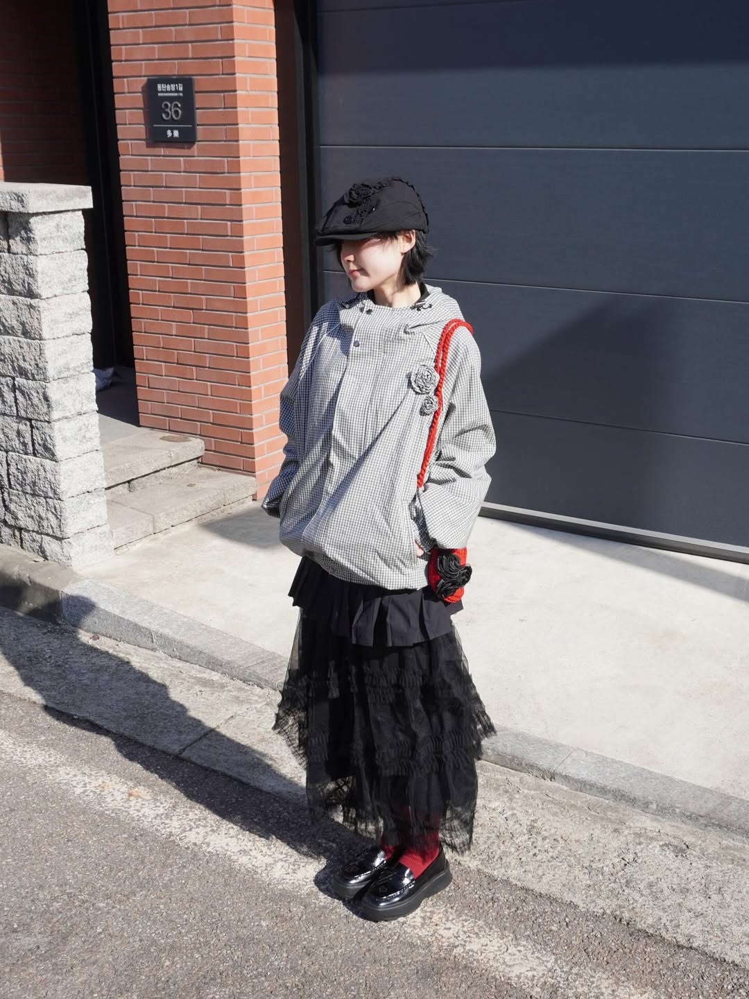 Rosefrantz Rose Corsage Check Windbreaker [Black] 착용 스타일 - 1