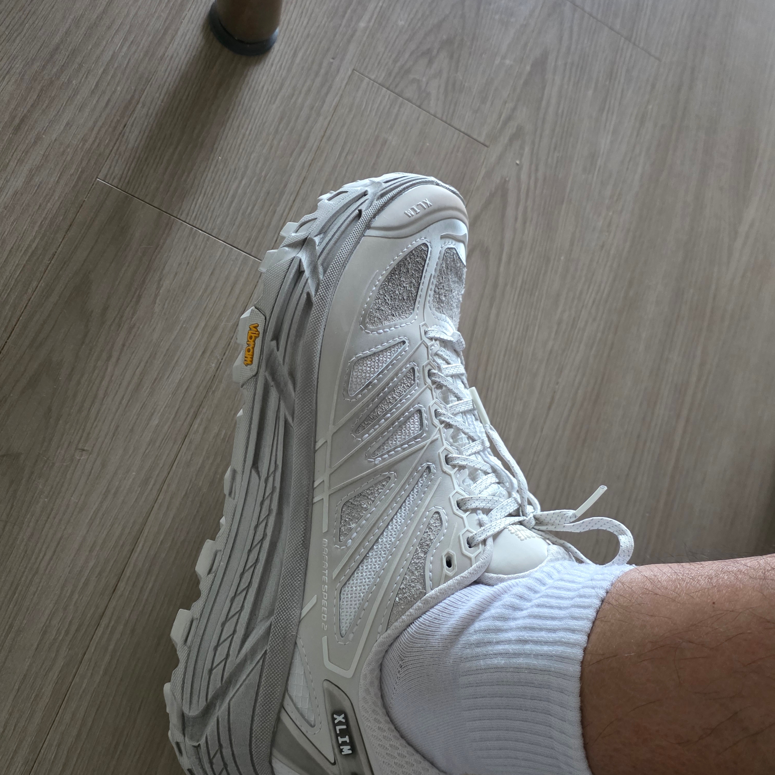 Hoka x Xlim Mafate Speed 2 TS Grey Foam 착용 스타일 - 3