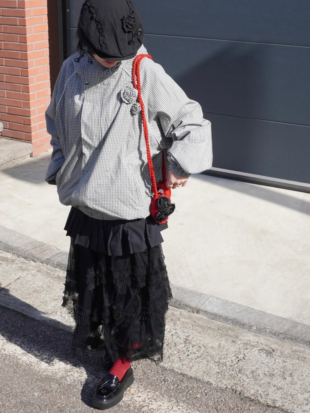 Rosefrantz Rose Corsage Check Windbreaker [Black] 착용 스타일 - 2