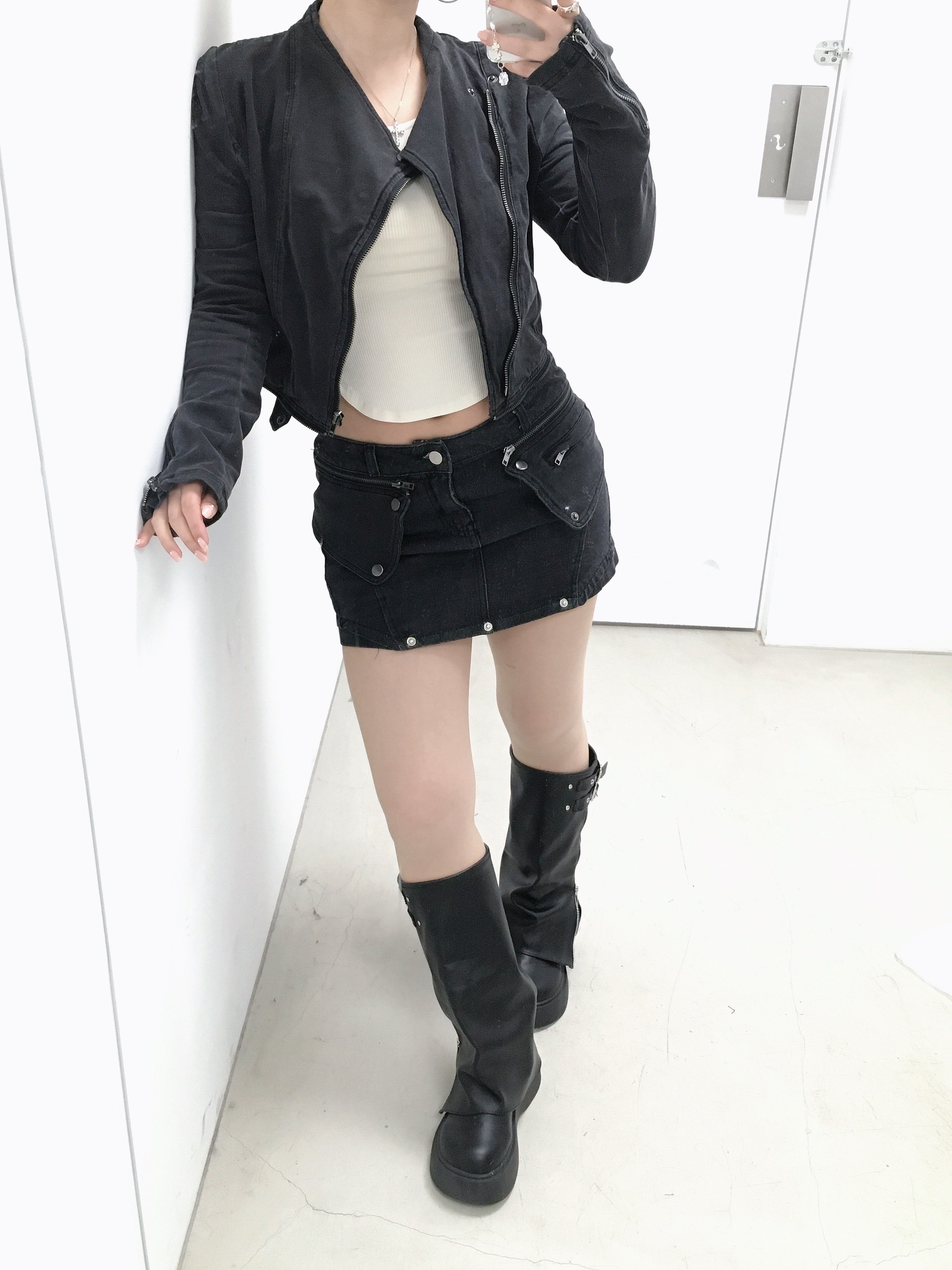 OJOS Button Denim Mini Skirt / Charcoal 착용 스타일