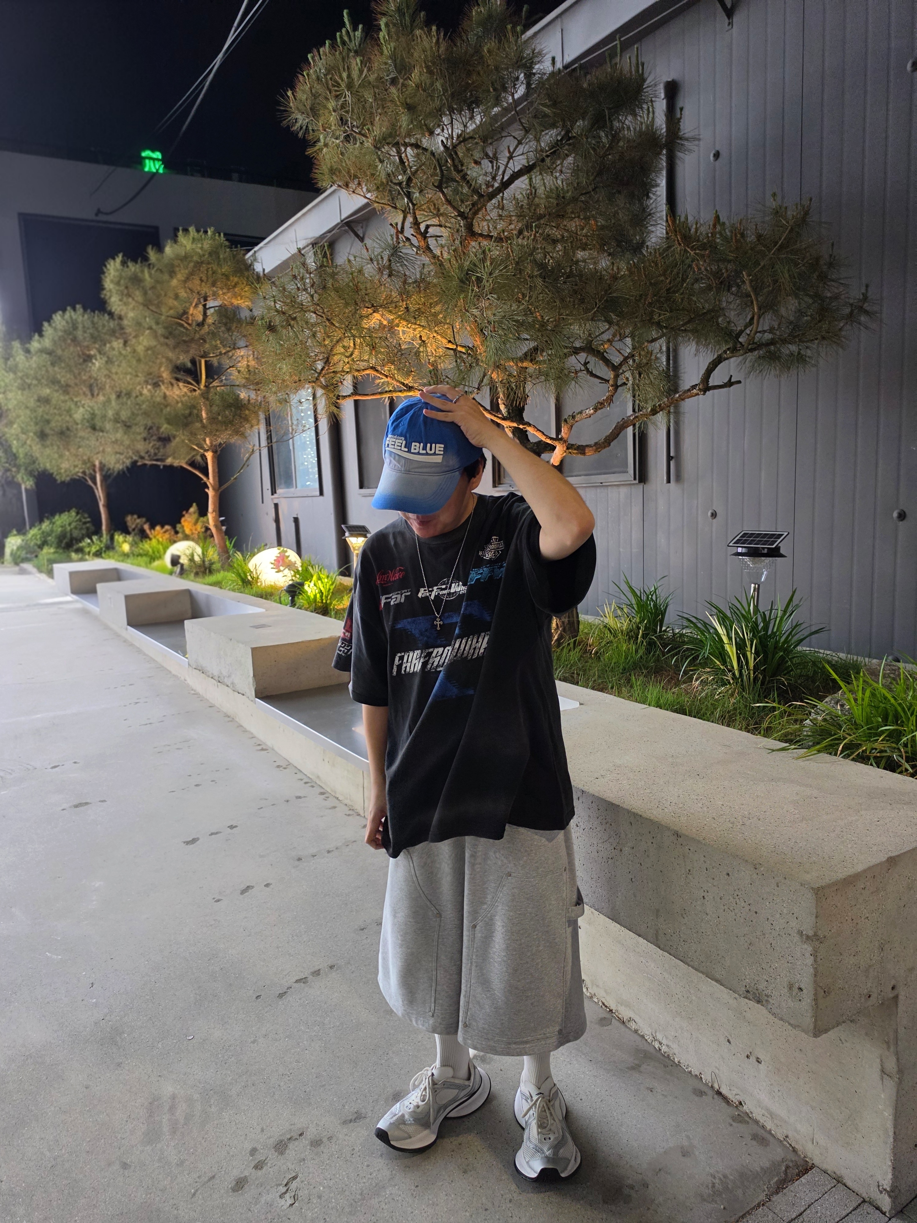 Farfromwhat Far Washed Sponsor Logo T-Shirt Black 착용 스타일
