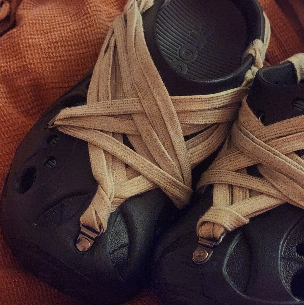 (W) Crocs Caged Clog Black 착용 스타일 - 2