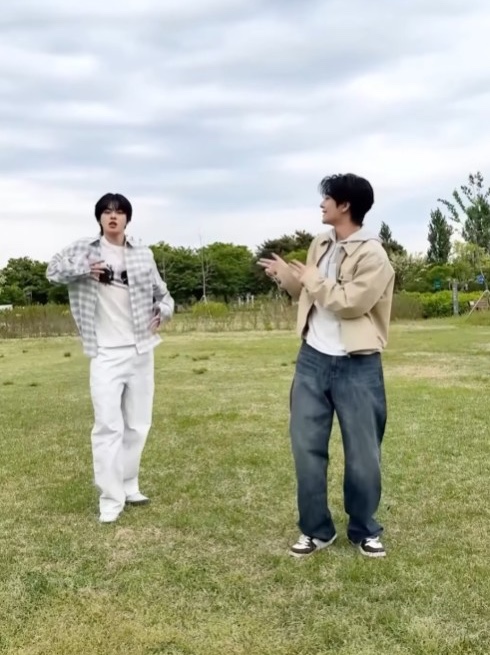 Undermycar MU.138 Circle Logo Basic Long Sleeve Check Shirts Light Gray 착용 스타일 - 3