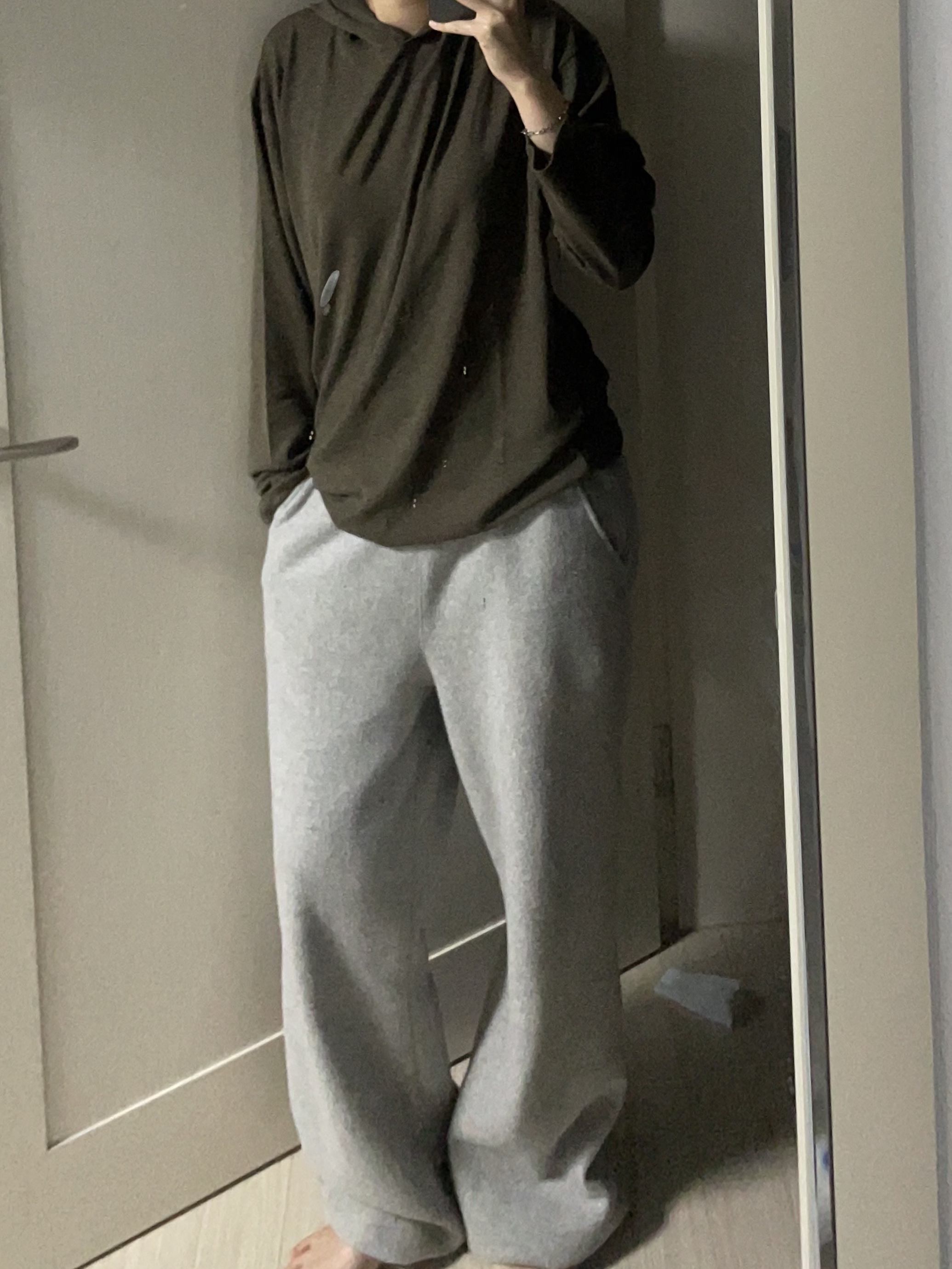 IGNOTA Core:14 Grain Hoodie Olive Charcoal 착용 스타일