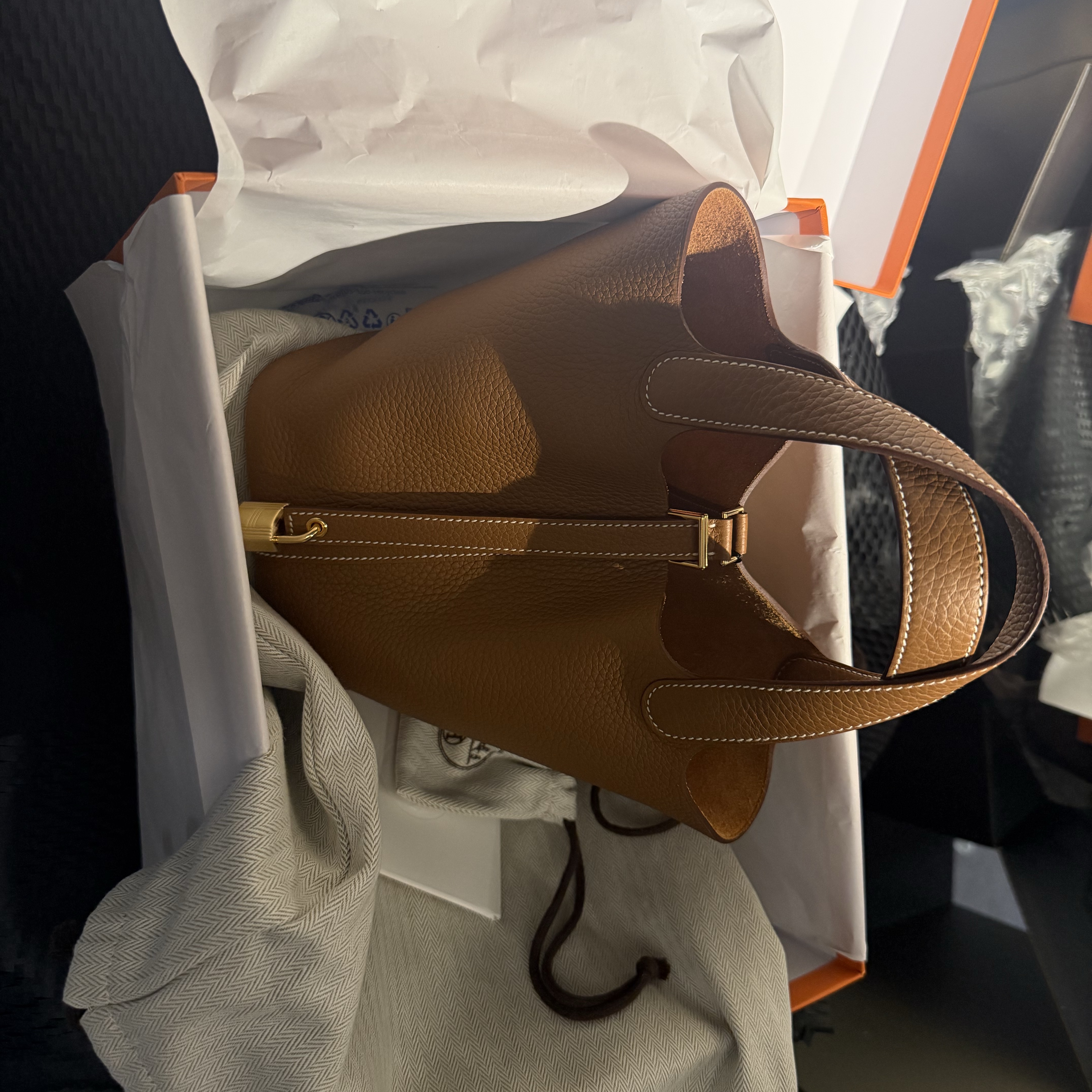 Hermes Picotin Lock 18 Bag Clemence & Gold Gold 착용 스타일
