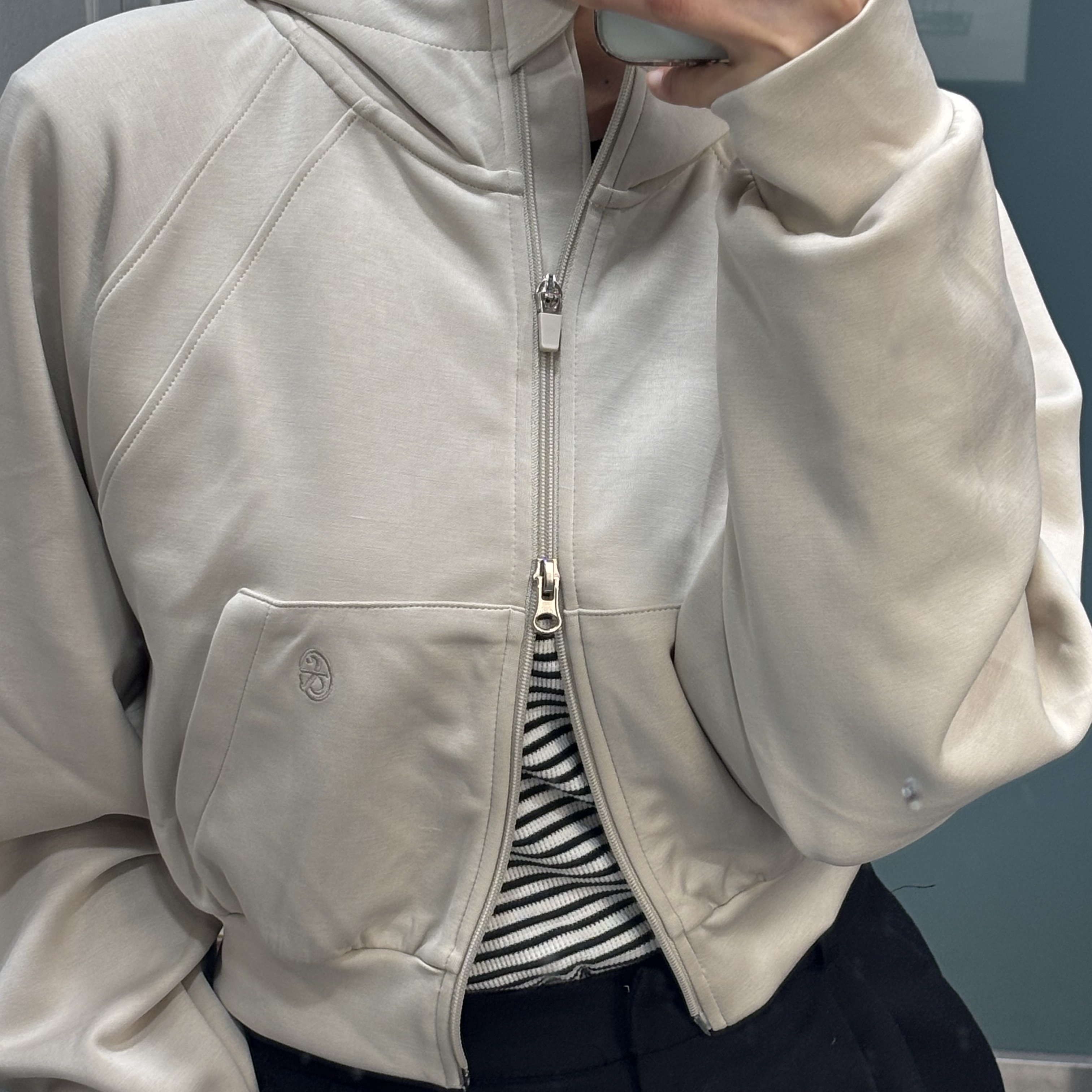 FRONT2LINE New Softy Cropped Hooded Zip-Up 착용 스타일