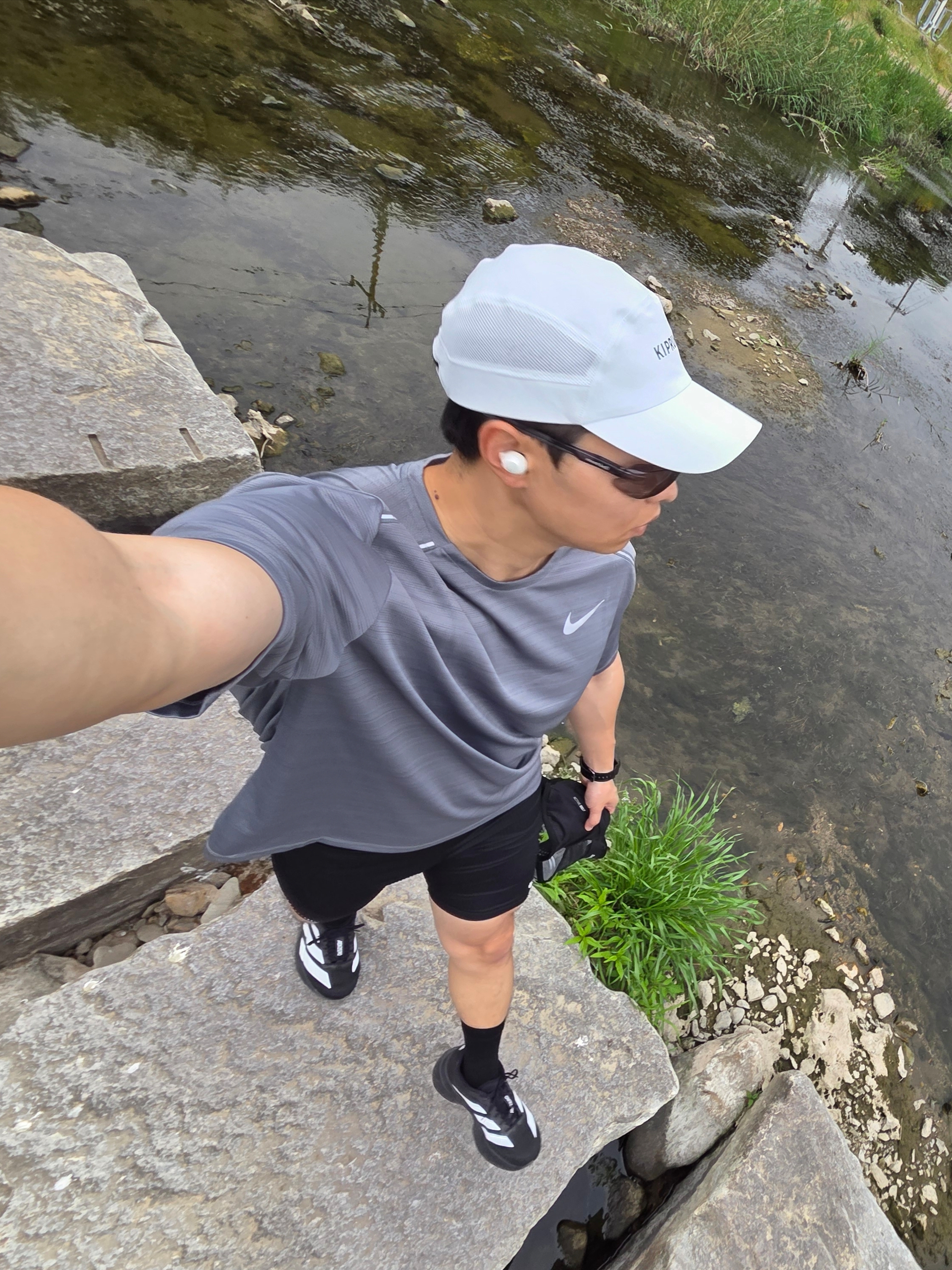 Montbell Shield Glasses Light Gray, Nike Dri-Fit Miler Short Sleeve Running Top Grey - Asia 착용 스타일 - 4