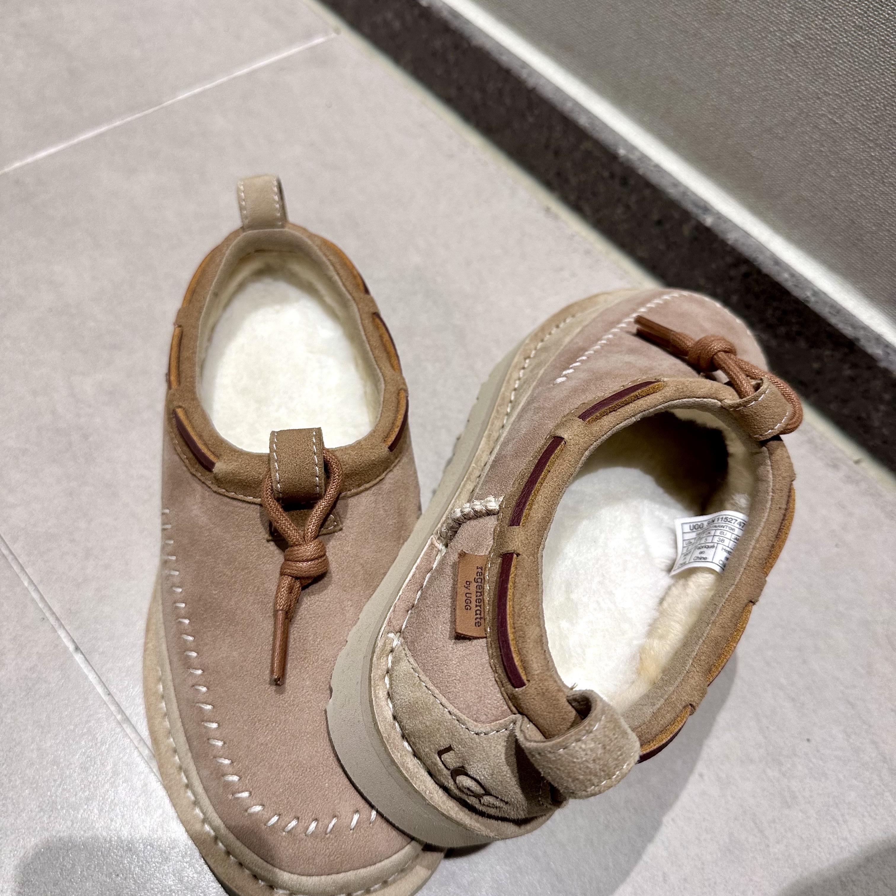 (W) UGG Tasman Crafted Regenerate Slipper Sand 착용 스타일 - 1