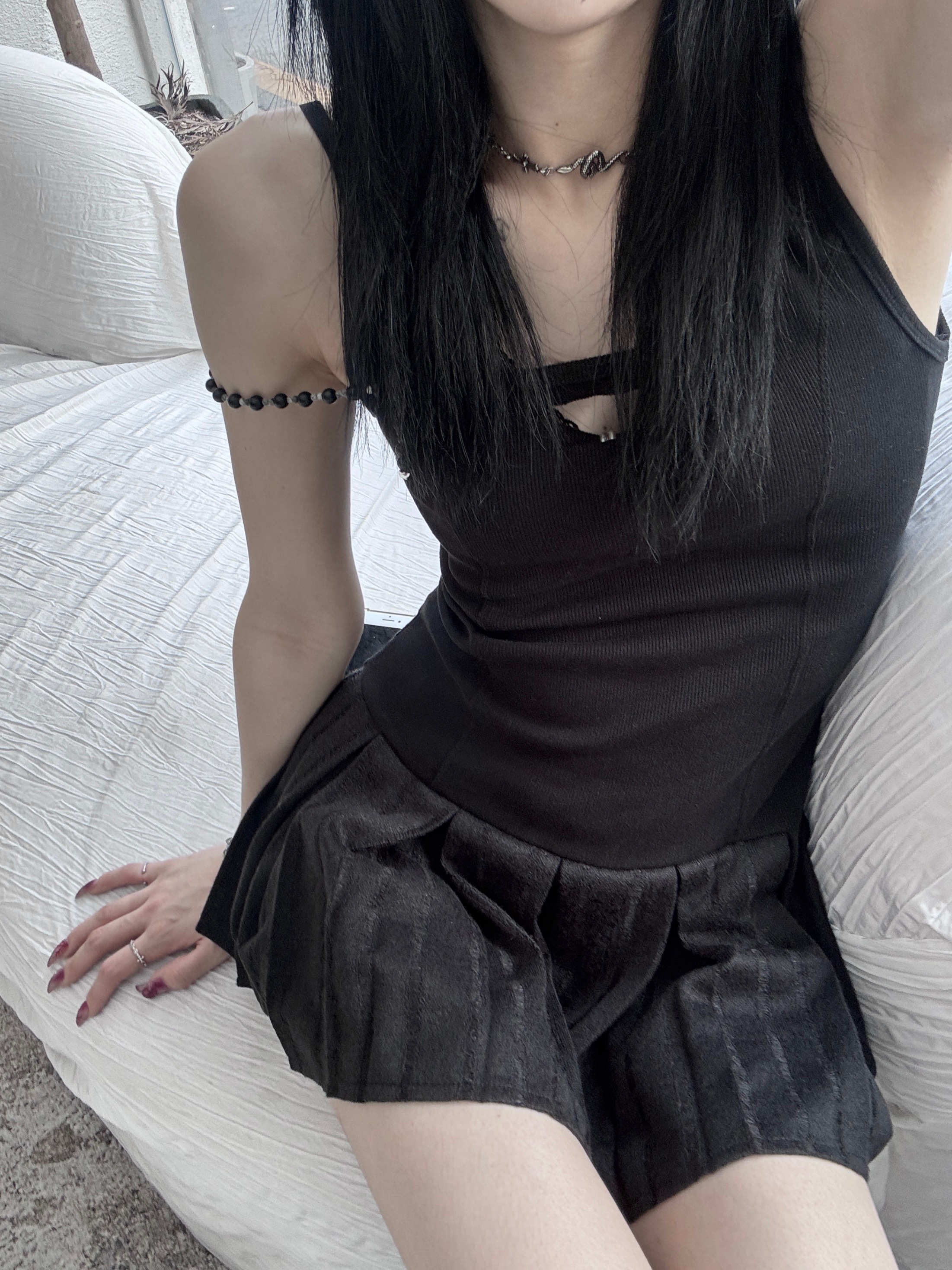[KREAM 단독] SØAR Destroy Pleats Beads Dress Black, [KREAM 단독] SØAR Destroy Pleats Beads Dress White 착용 스타일 - 4