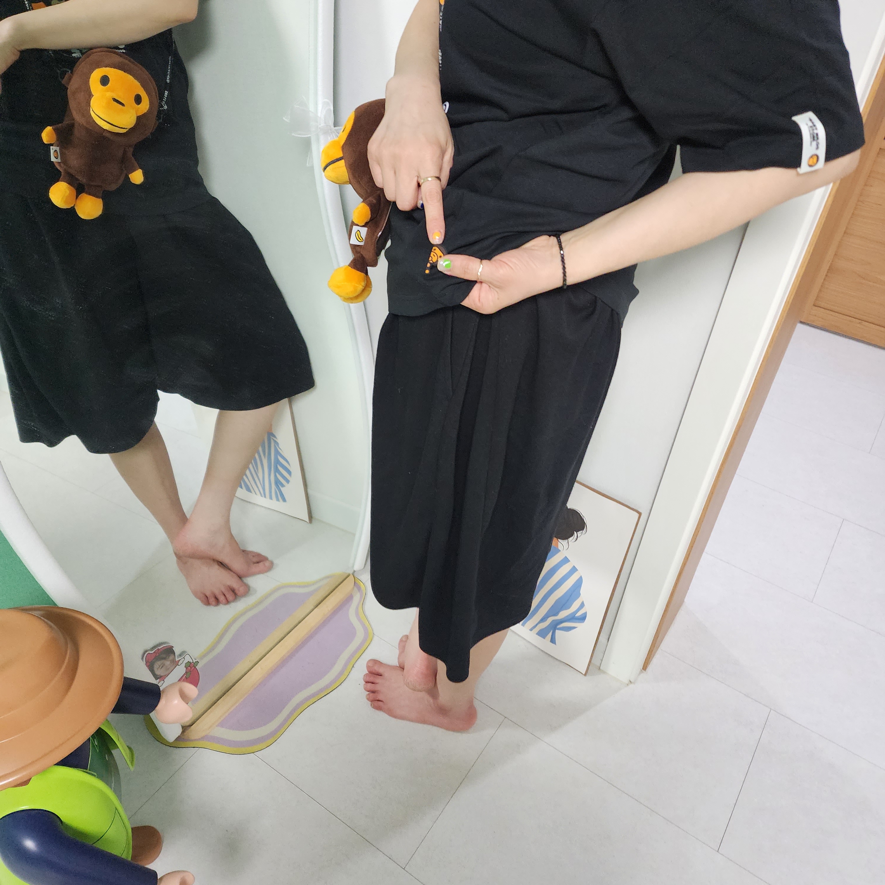 (W) BAPE Milo Regular Fit T-Shirt Black, BAPE Baby Milo Mobile Bag Brown 착용 스타일 - 2