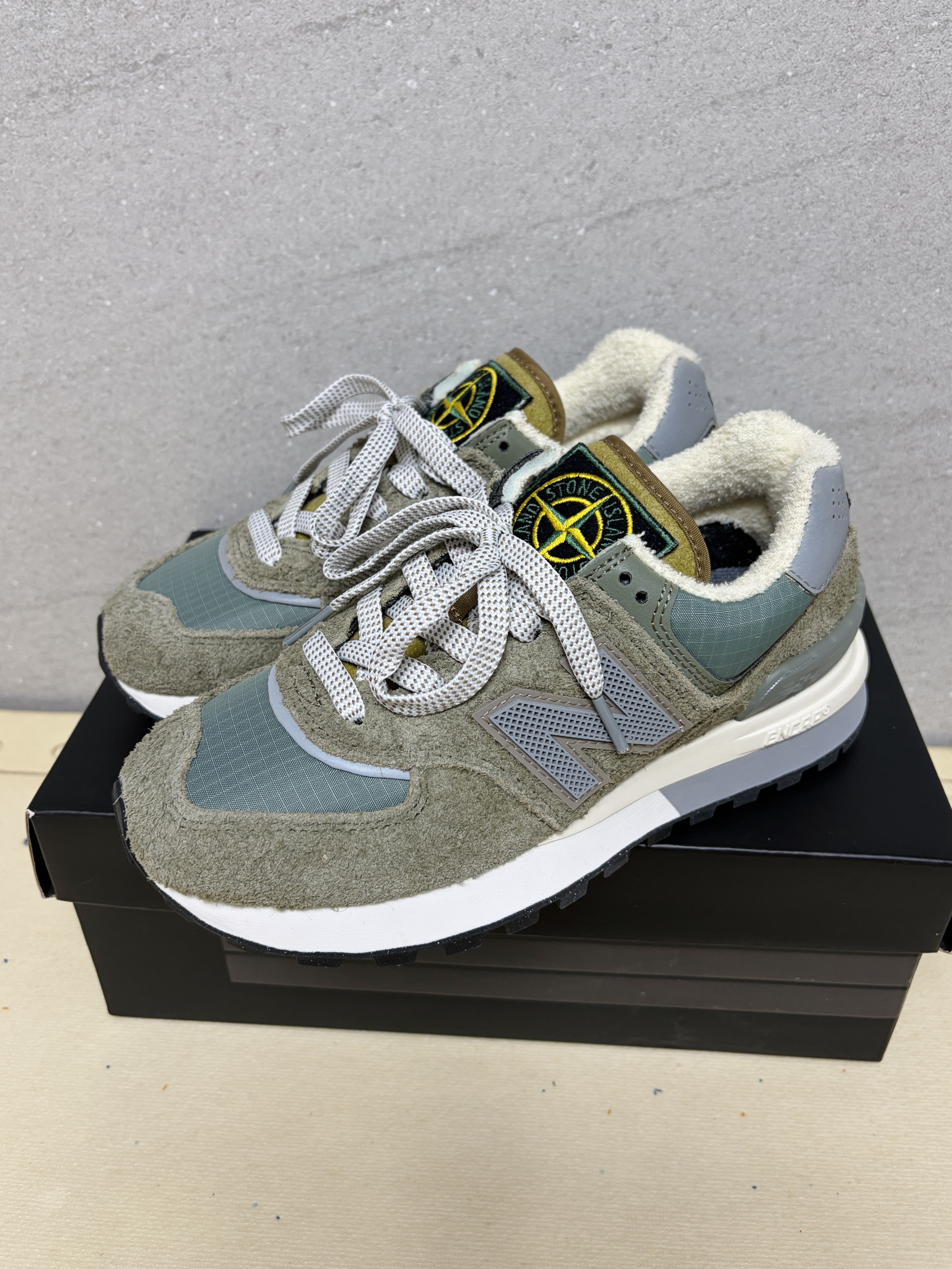 New Balance x Stone Island 574 Legacy Green 착용 스타일 - 1