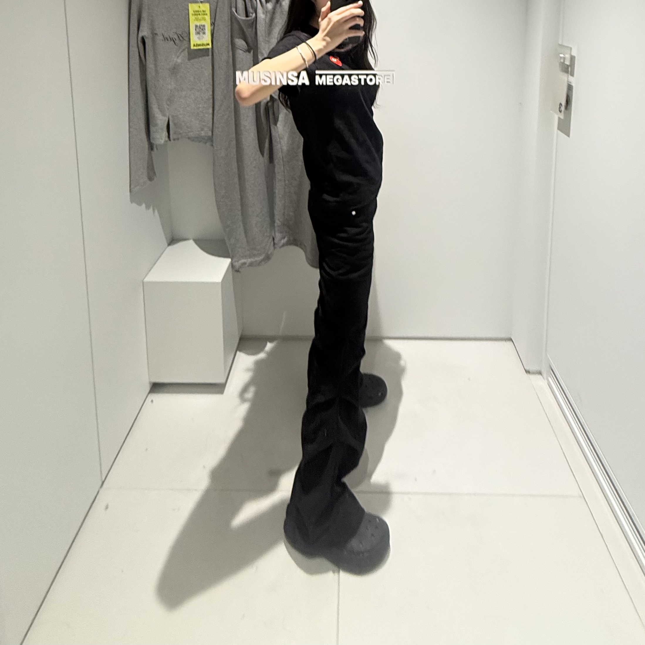 Play Comme des Garcons Red Heart T-Shirt Black 착용 스타일