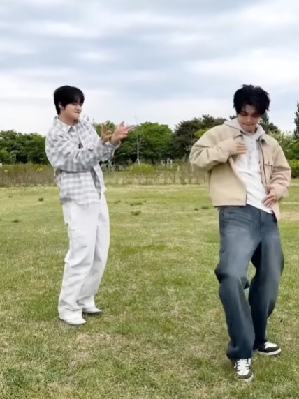 Undermycar MU.138 Circle Logo Basic Long Sleeve Check Shirts Light Gray 착용 스타일 - 2