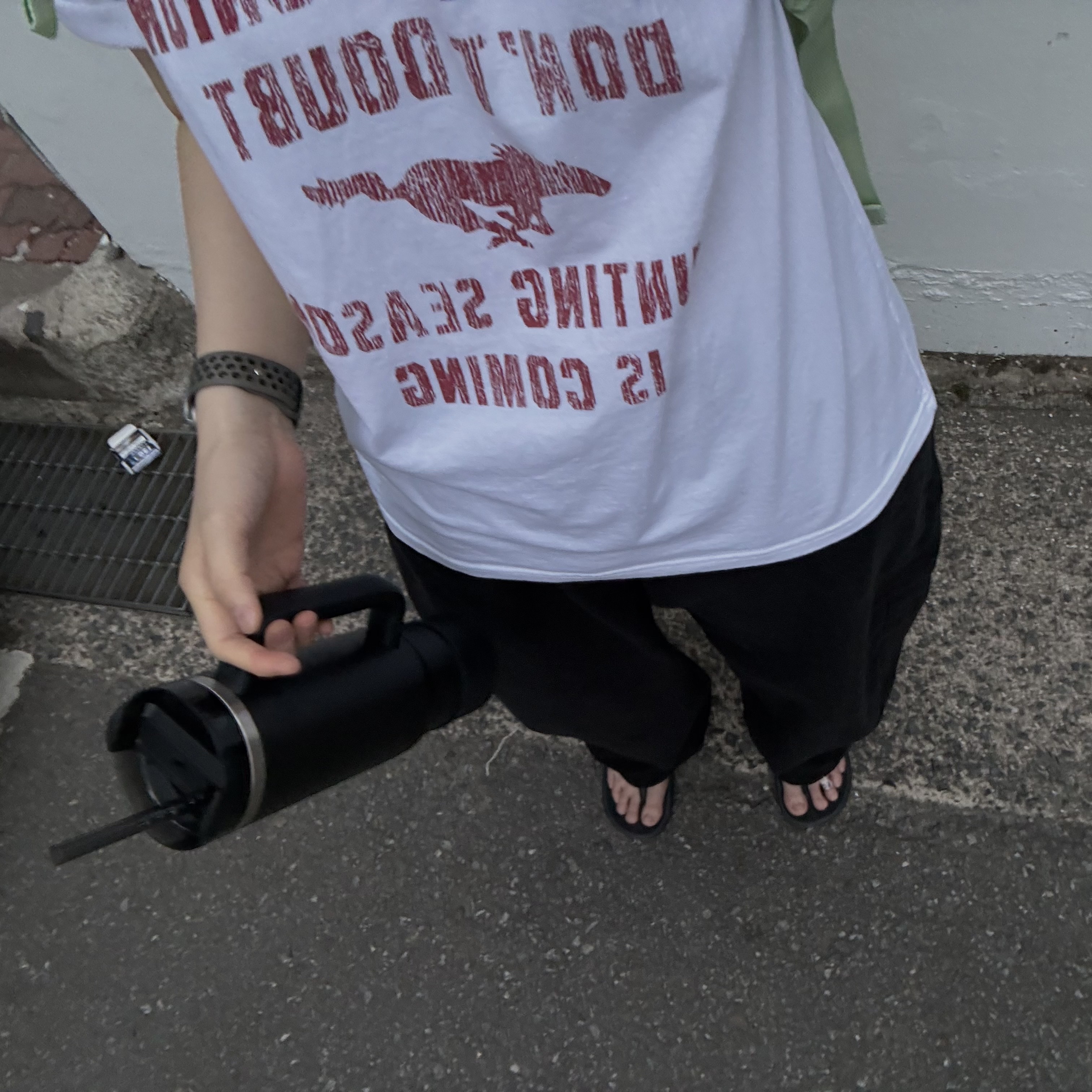 AMOU Cali Bear Half T-Shirts White, Stanley The Quencher H2.0 FlowState Tumbler 887ml Black 2.0 착용 스타일 - 2