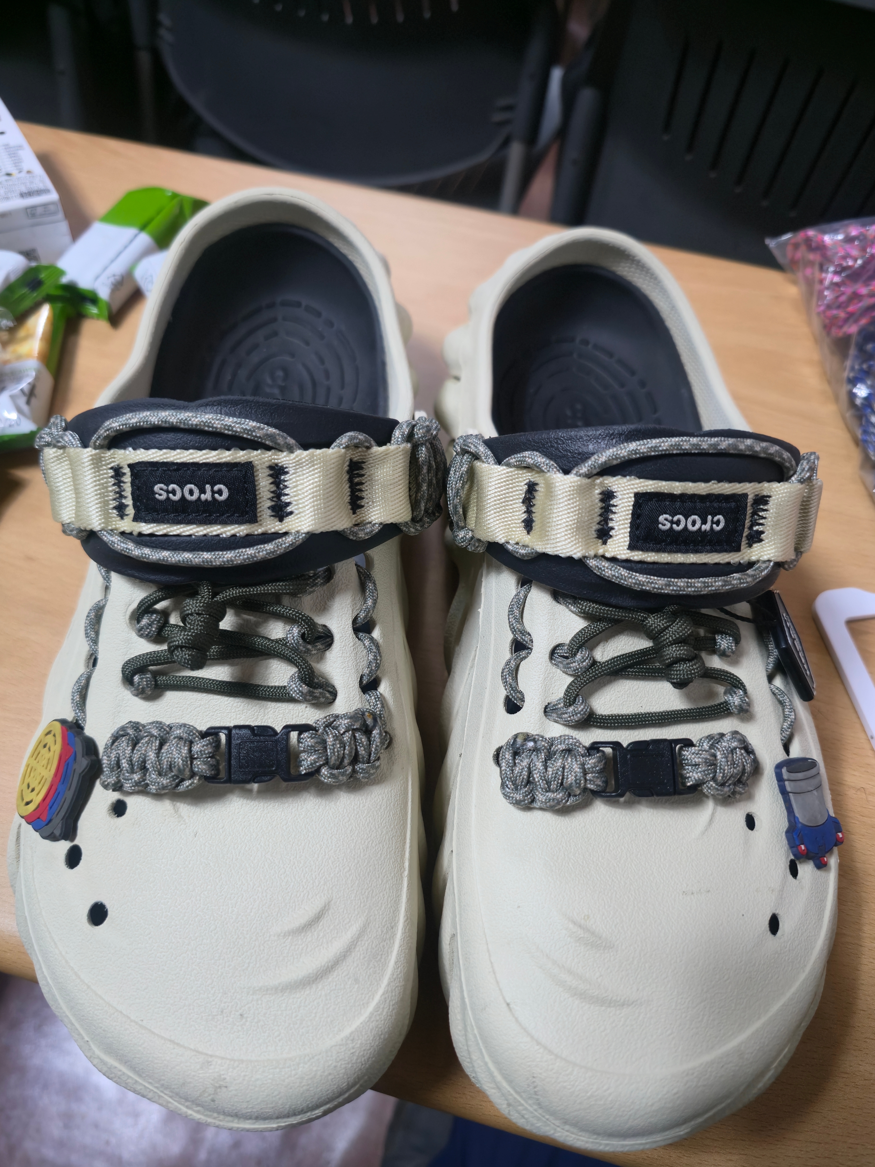 Crocs Echo Clog Bone Black 착용 스타일