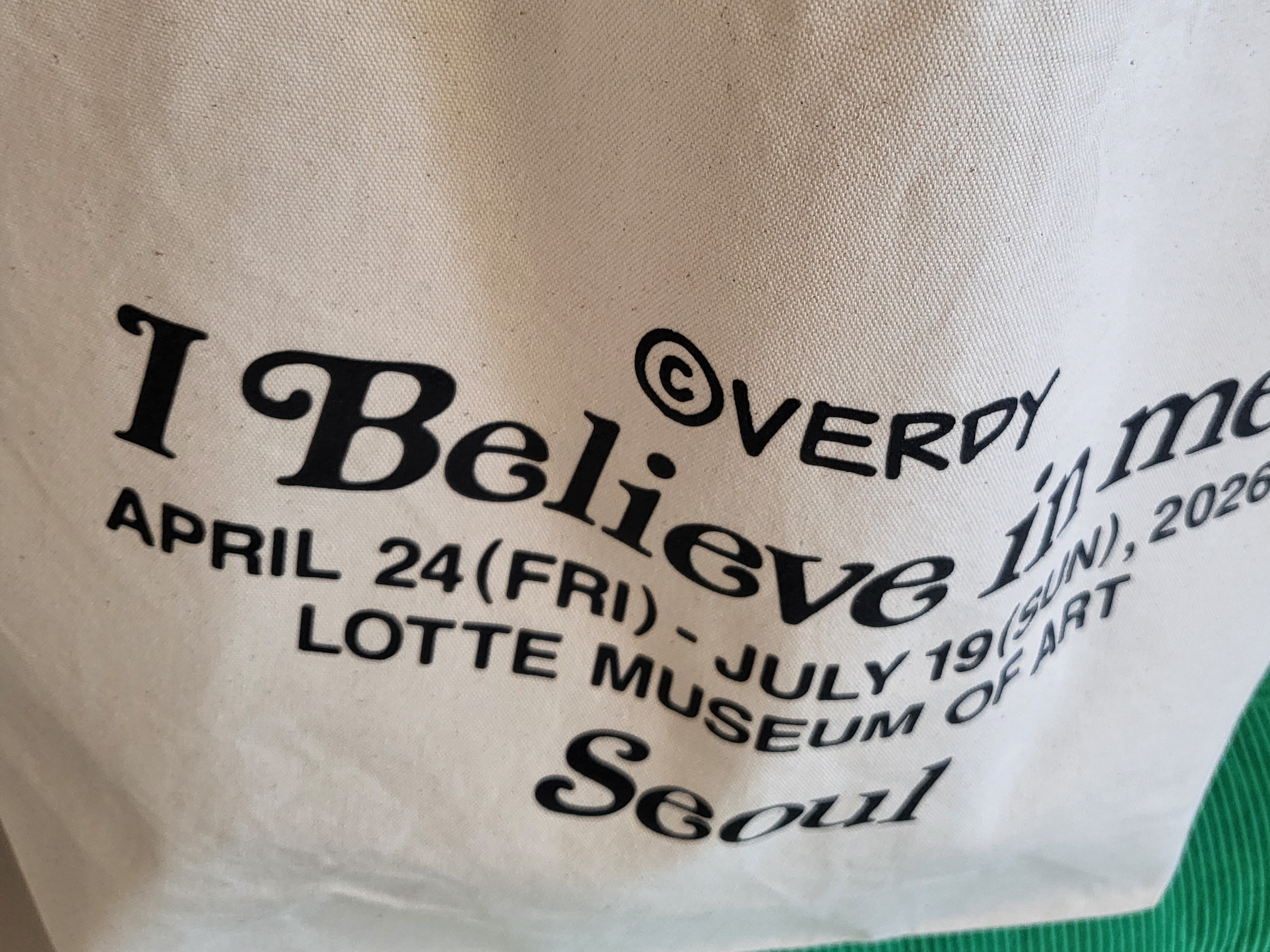 Verdy x Lotte Museum Toet Bag Ivory 착용 스타일 - 3