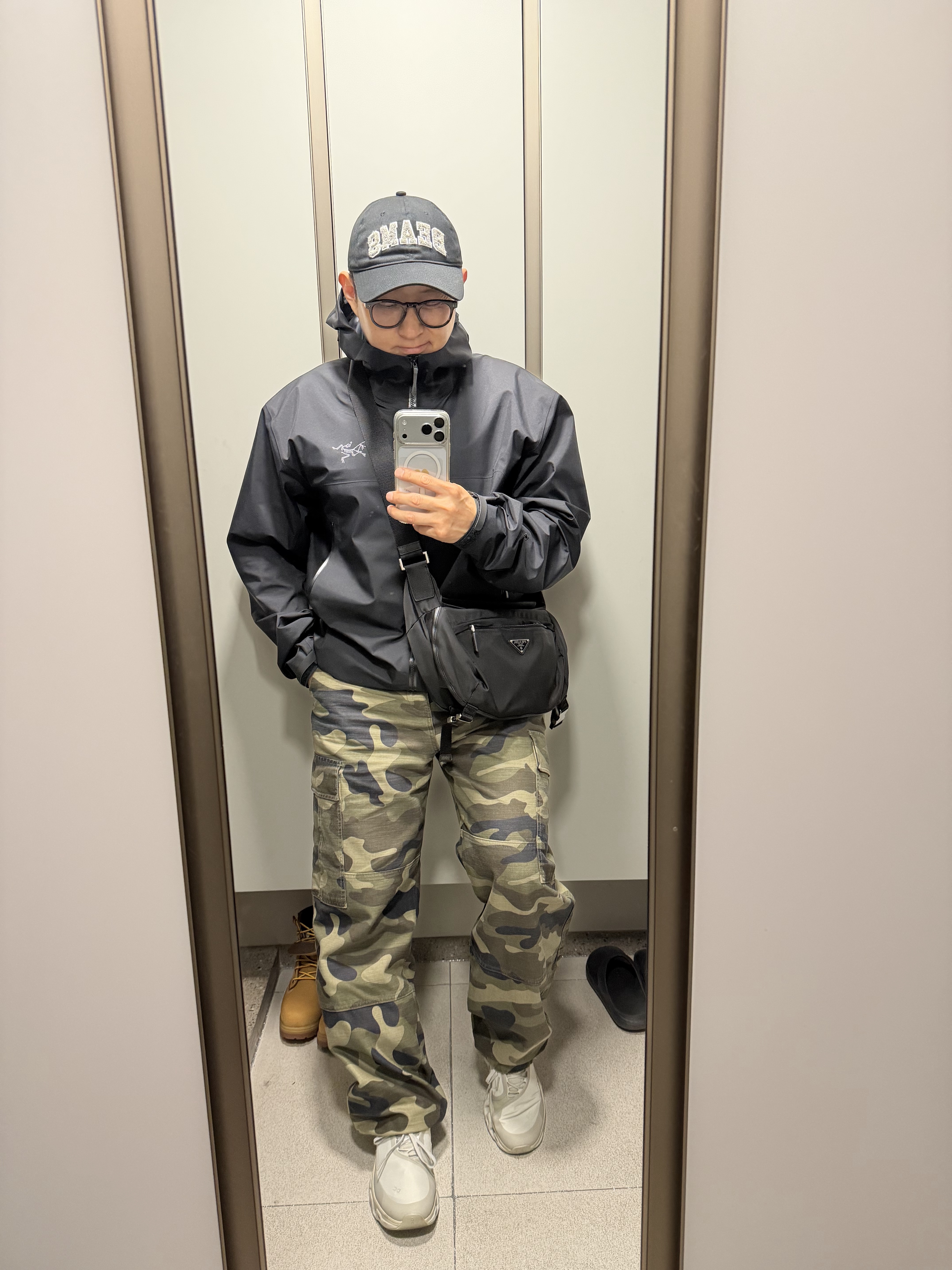 Beams Basic Cap Black, Arc'teryx Beta Jacket Black 착용 스타일