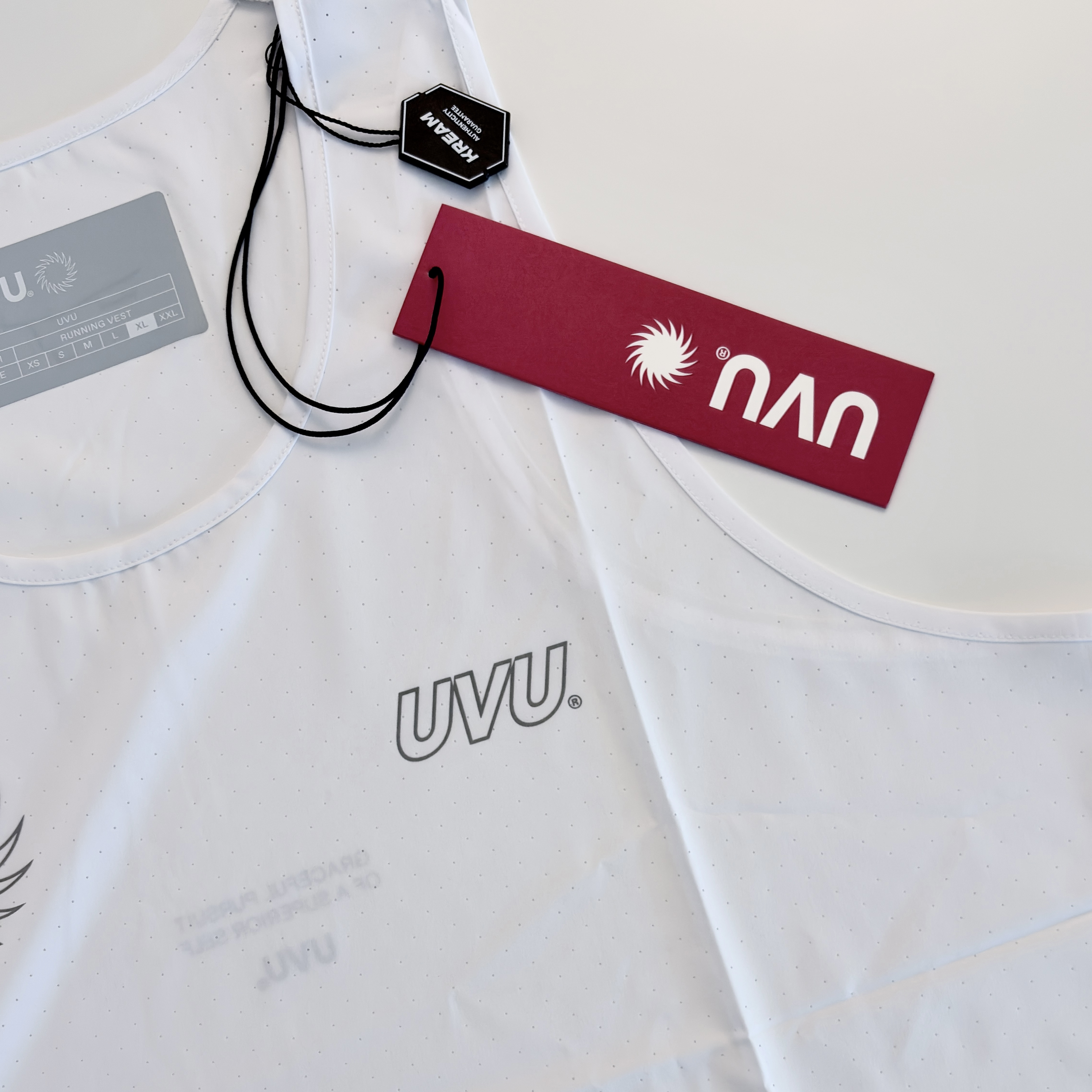 UVU Running Vest White 착용 스타일