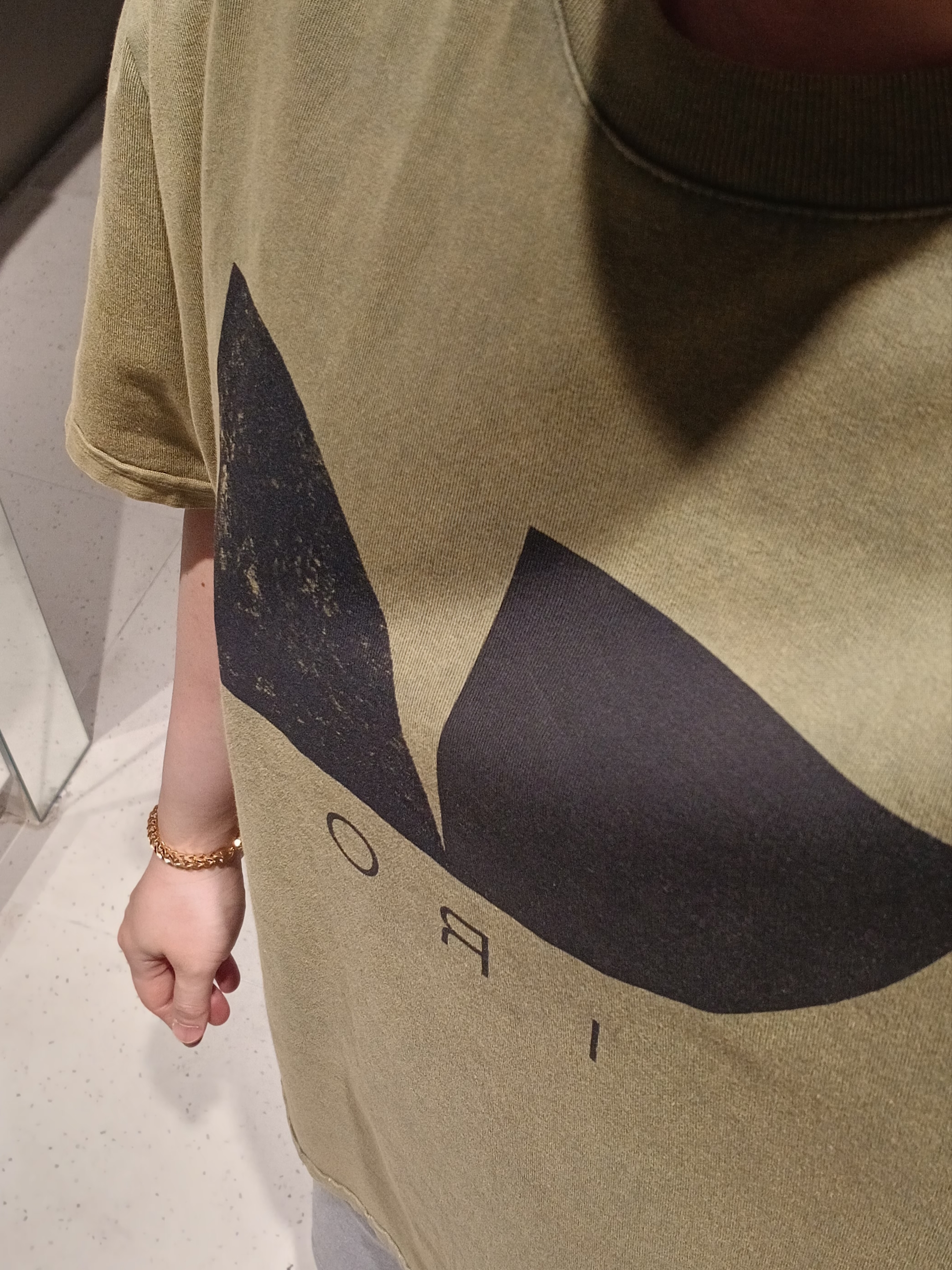 Iro Outi T-Shirt Beige, Iro Palmtree Nylon Ball Cap Navy 착용 스타일 - 3