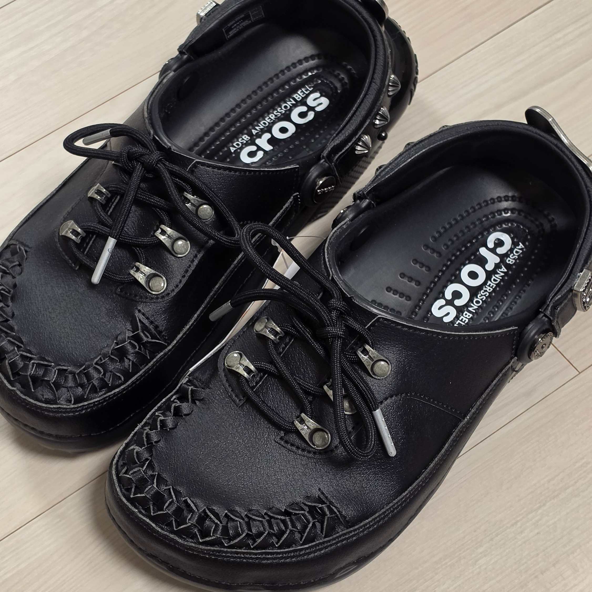 Crocs x Andersson Bell Classic Clog Black 착용 스타일 - 2