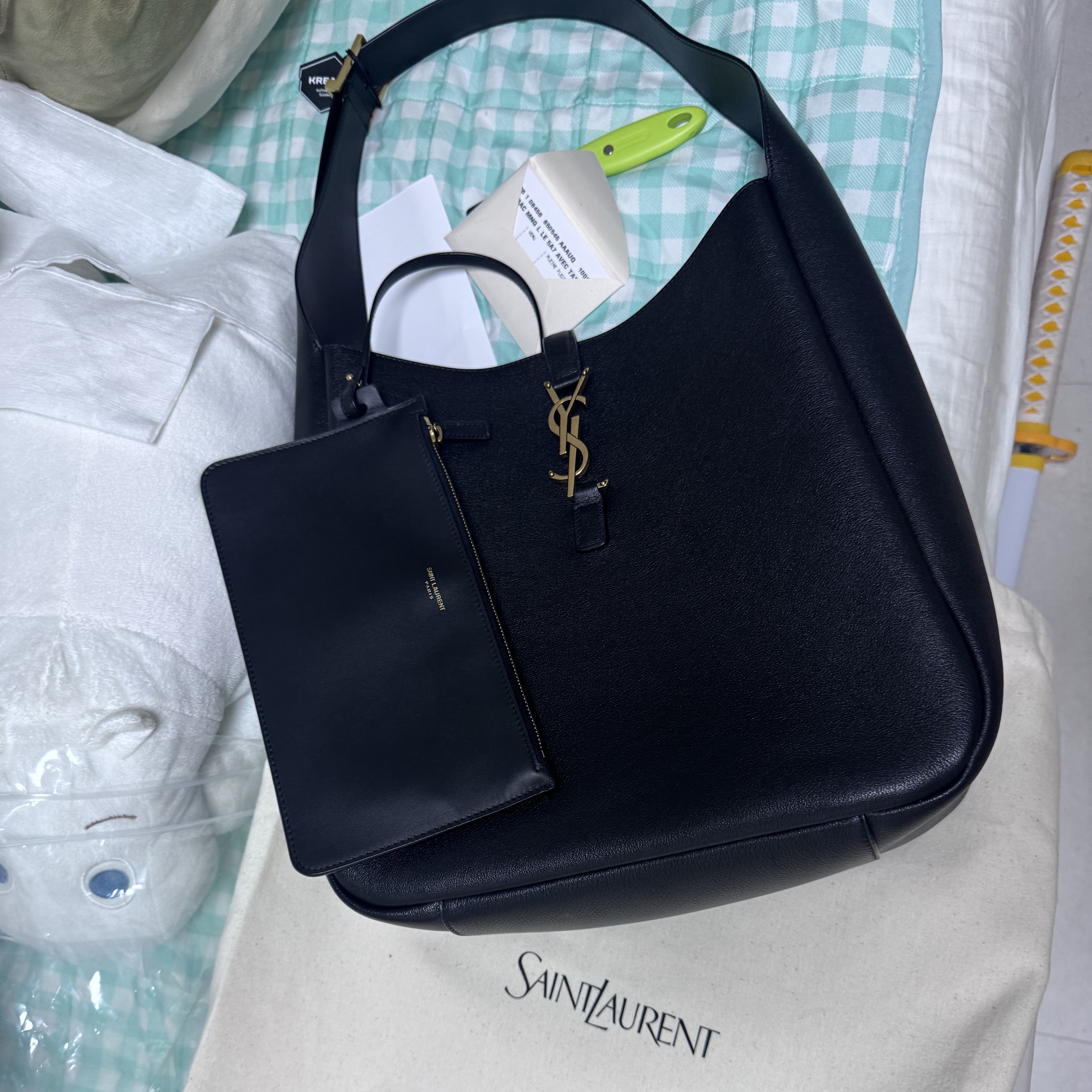 Saint Laurent Le 5 A 7 Supple Large in Grained Leather Black 착용 스타일