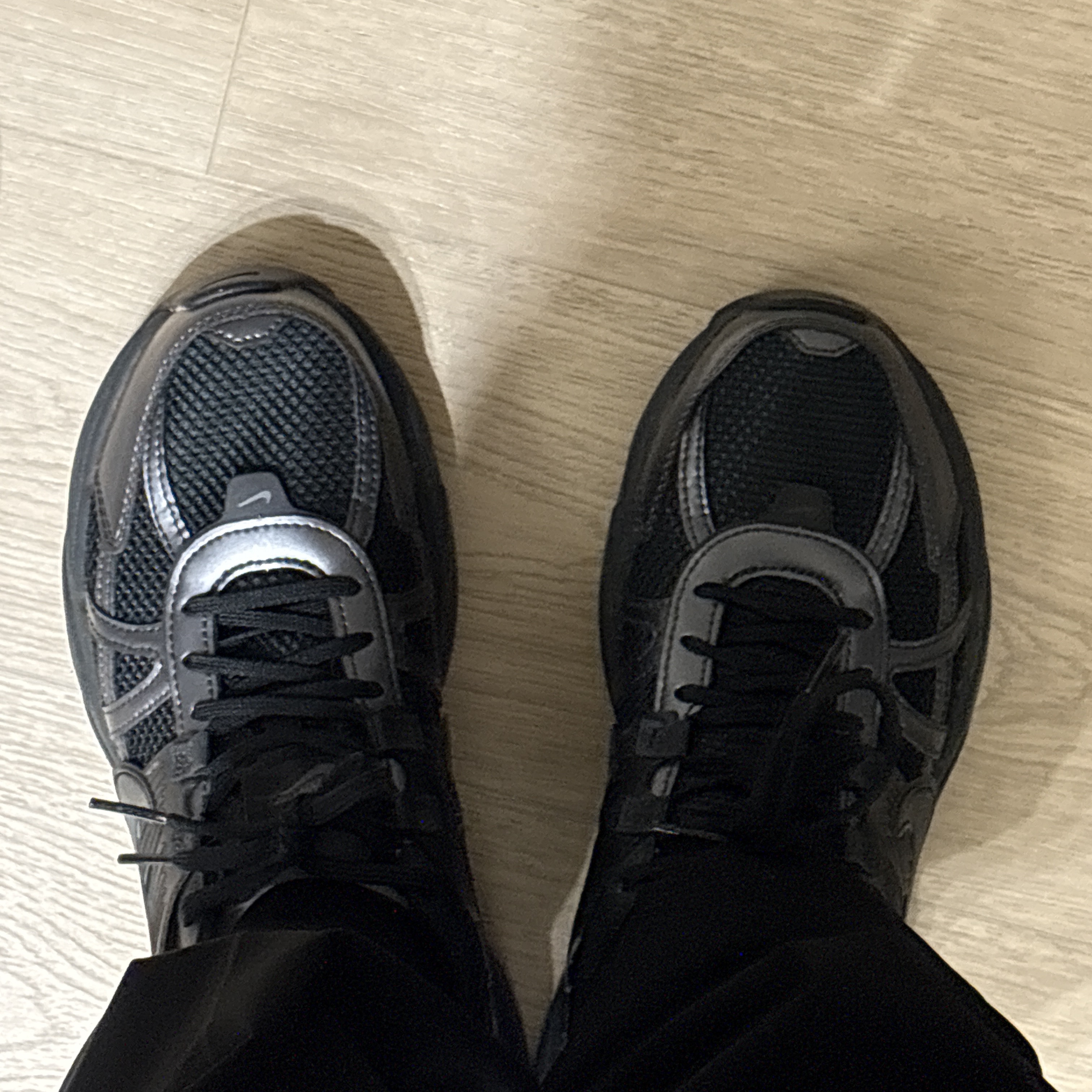 Nike V2K Run Black Anthracite 착용 스타일 - 2