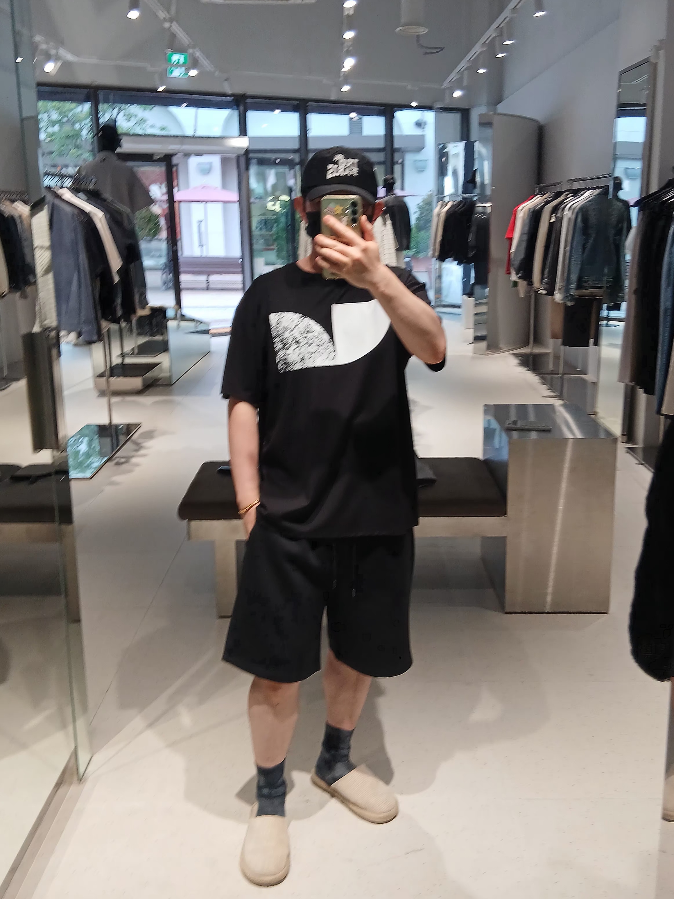 Iro Aloispe Over Fit Iconic Logo Short Sleeves T-Shirt Black, Iro Palmtree Nylon Ball Cap Black 착용 스타일 - 2